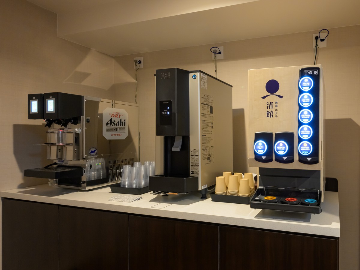 キンと冷えたビールにソフトドリンクなど、贅沢な湯上がり時間を演出する無料フリードリンク