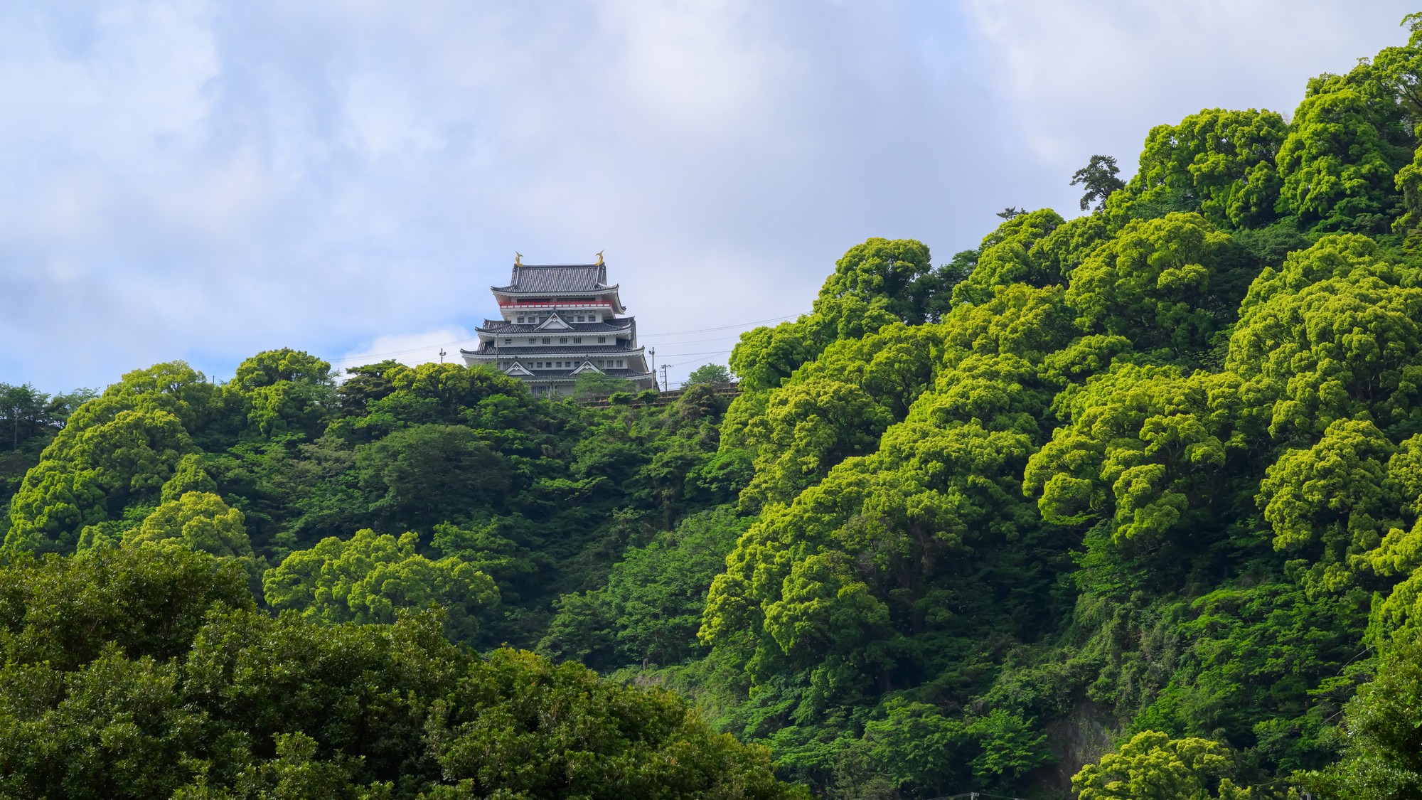 港の景色と熱海城を一望する、贅沢なロケーション。ここでしか出会えない、感動の絶景をご堪能ください。