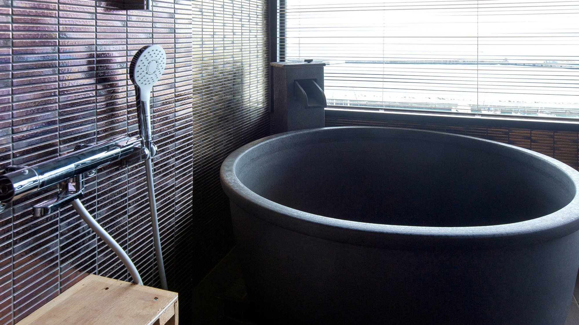 ロイヤルパノラマスイート【最上階和洋室～半露天源泉陶器風呂】