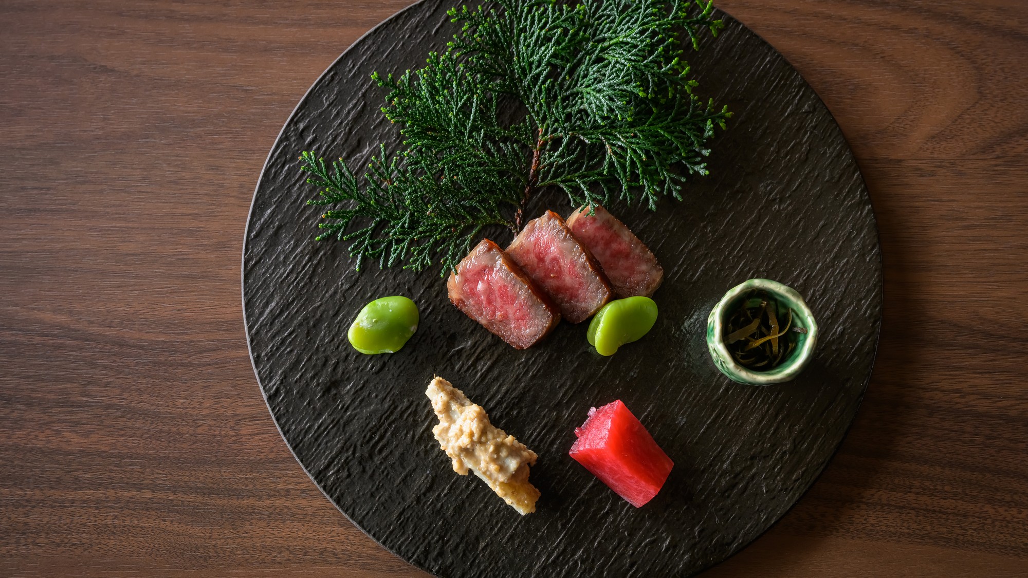 静岡のブランド牛「愛鷹牛」のロースト。上品な脂の甘みが口いっぱいに広がります。