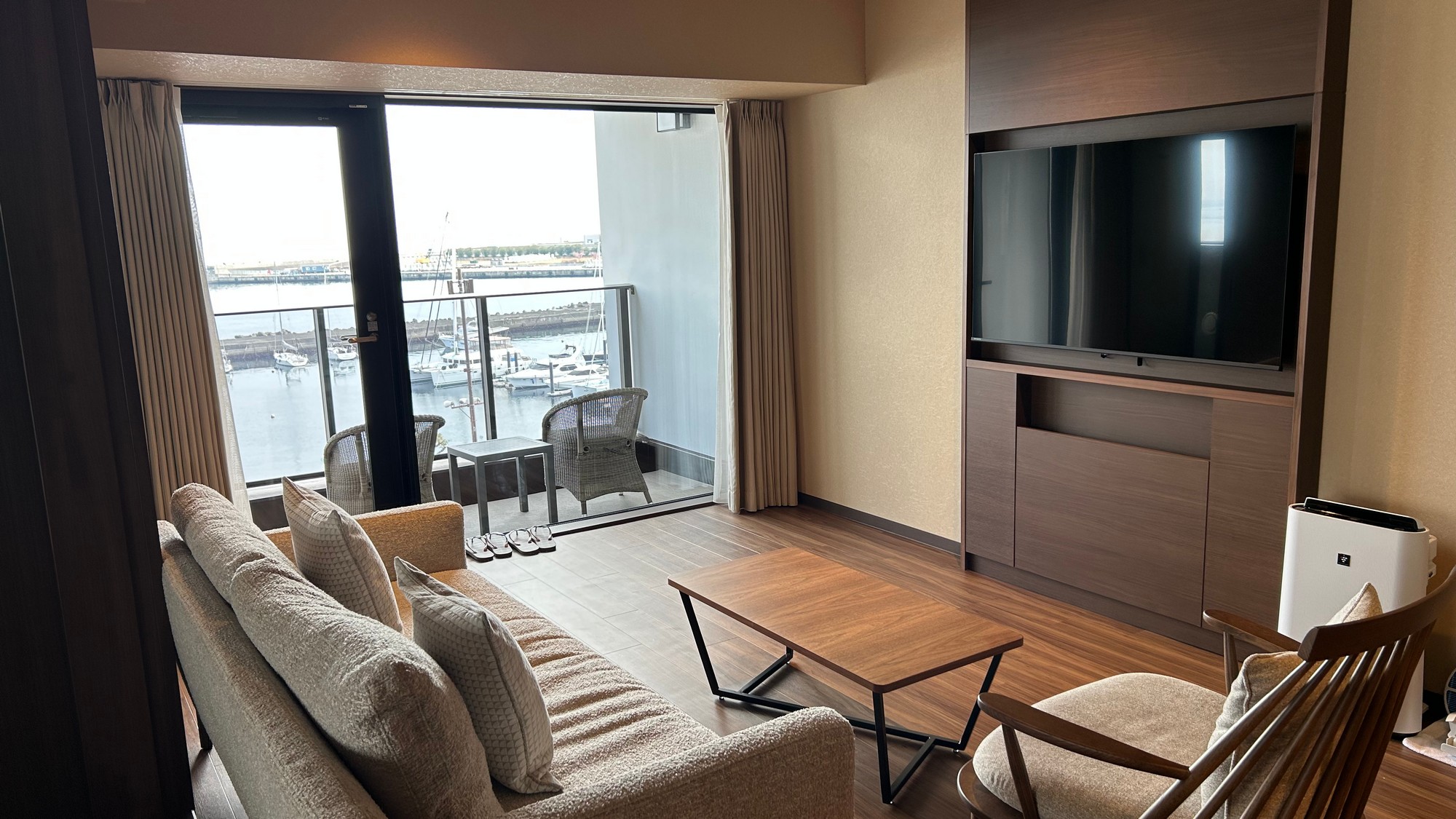 オーシャンスイート「渚プレミアム」【和洋室｜海絶景陶器風呂】海景色が広がる客室でお寛ぎください。