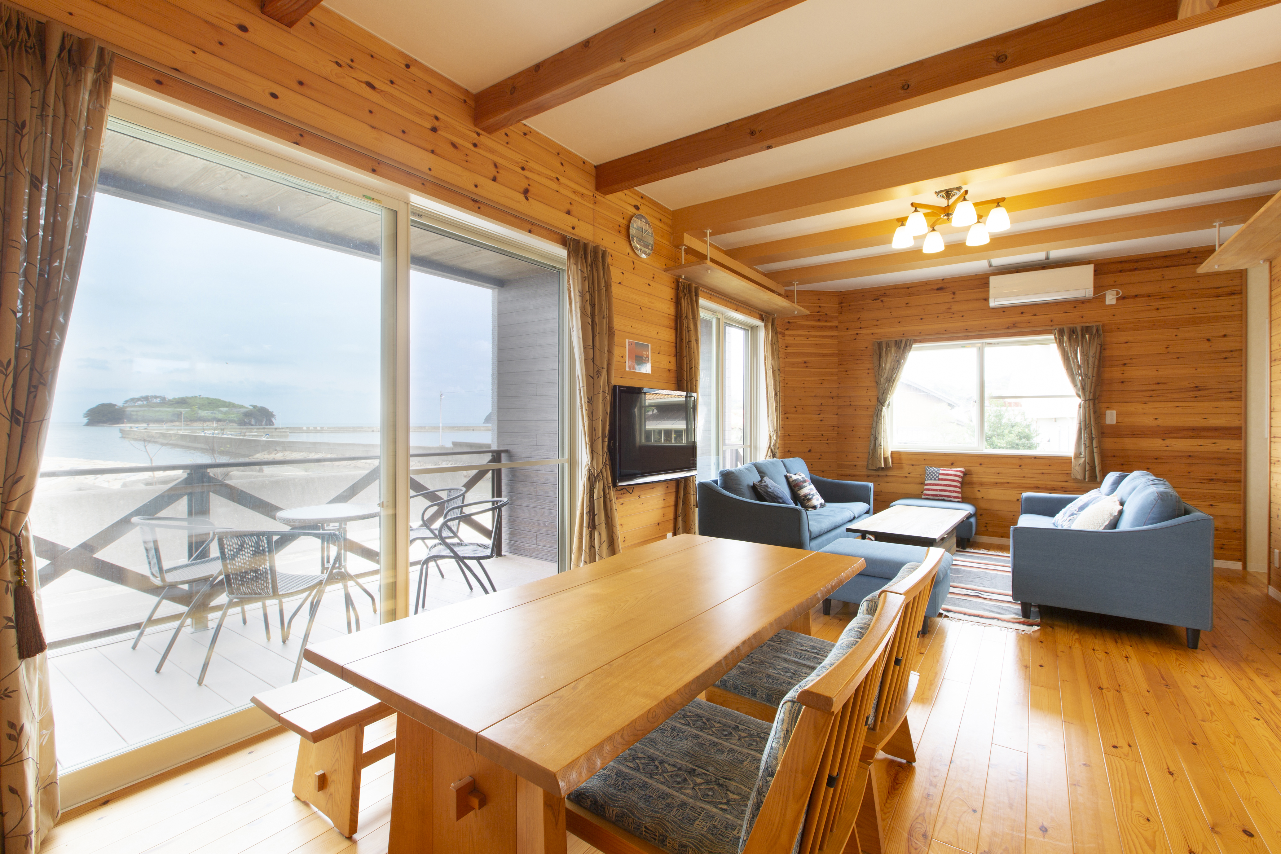 海が見渡せる広々リビング