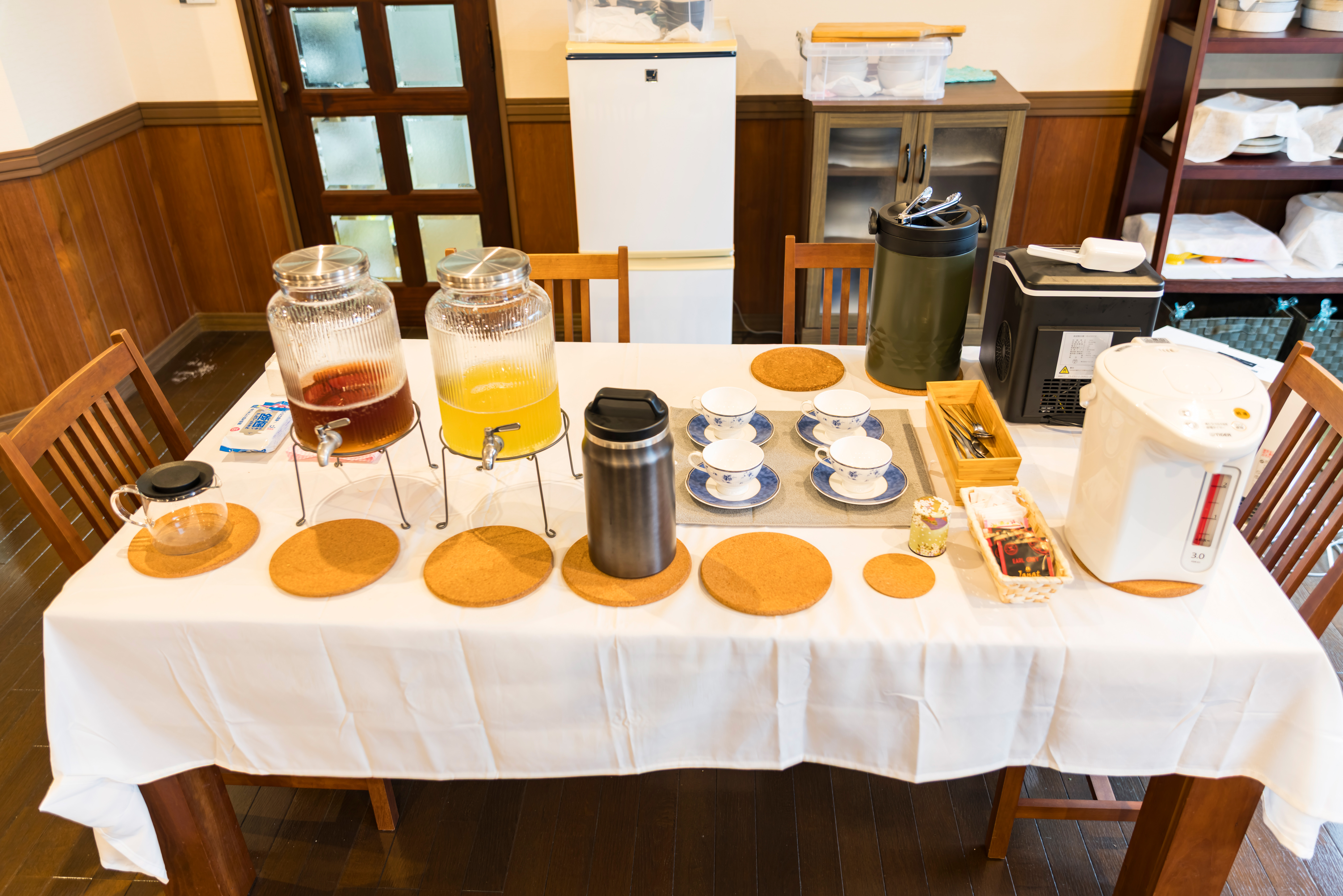 フリーラウンジをご提供しています。スナック菓子、お茶、お水などをリビングでご提供しています。コーヒーも豆を挽いて沸かしています。素泊まりの方もご利用可能です。