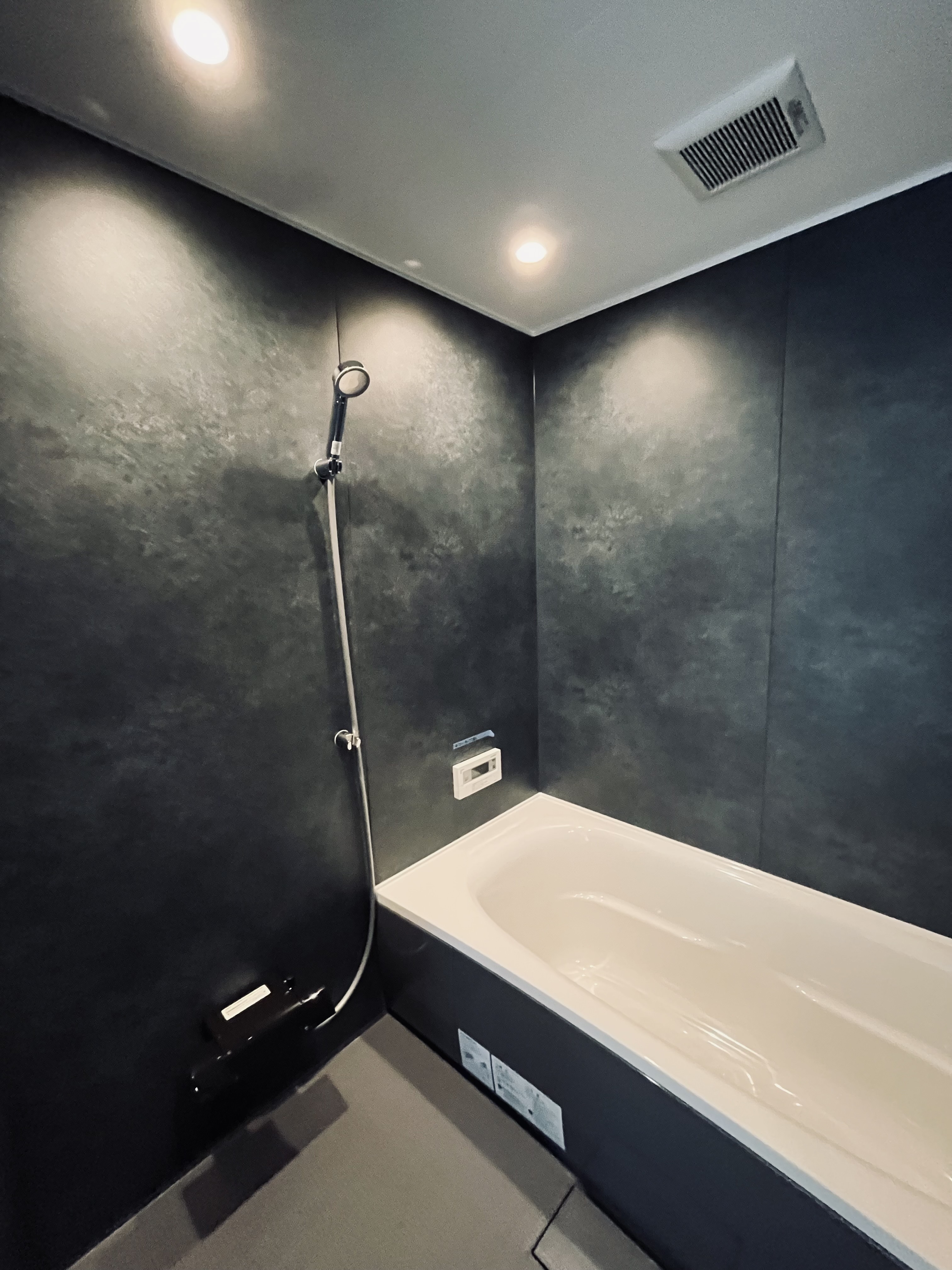 落ち着いたトーンの上質なバスルームでゆっくりと一日の体の疲れをお取りください。各種アメニティもご用意しております。