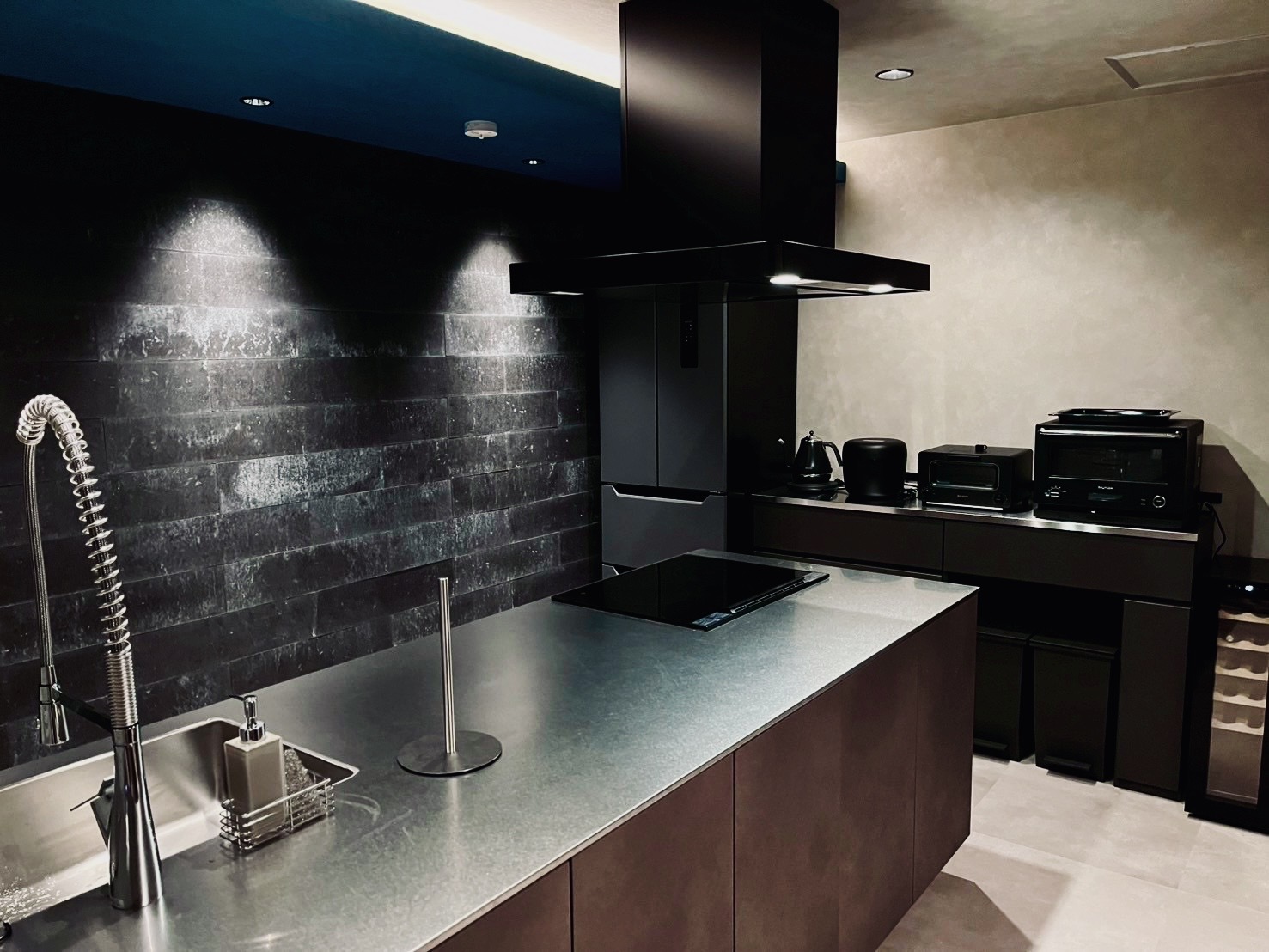 3口IHコンロを備えております。冷蔵庫、オーブンレンジ、トースター、ホットプレートや炊飯器等の調理器具や食器も一式備え付けております。詳細は設備・備品をご覧ください。アイランドキッチンから海の景色を楽しみながら地元の食材やお酒でお楽しみください。