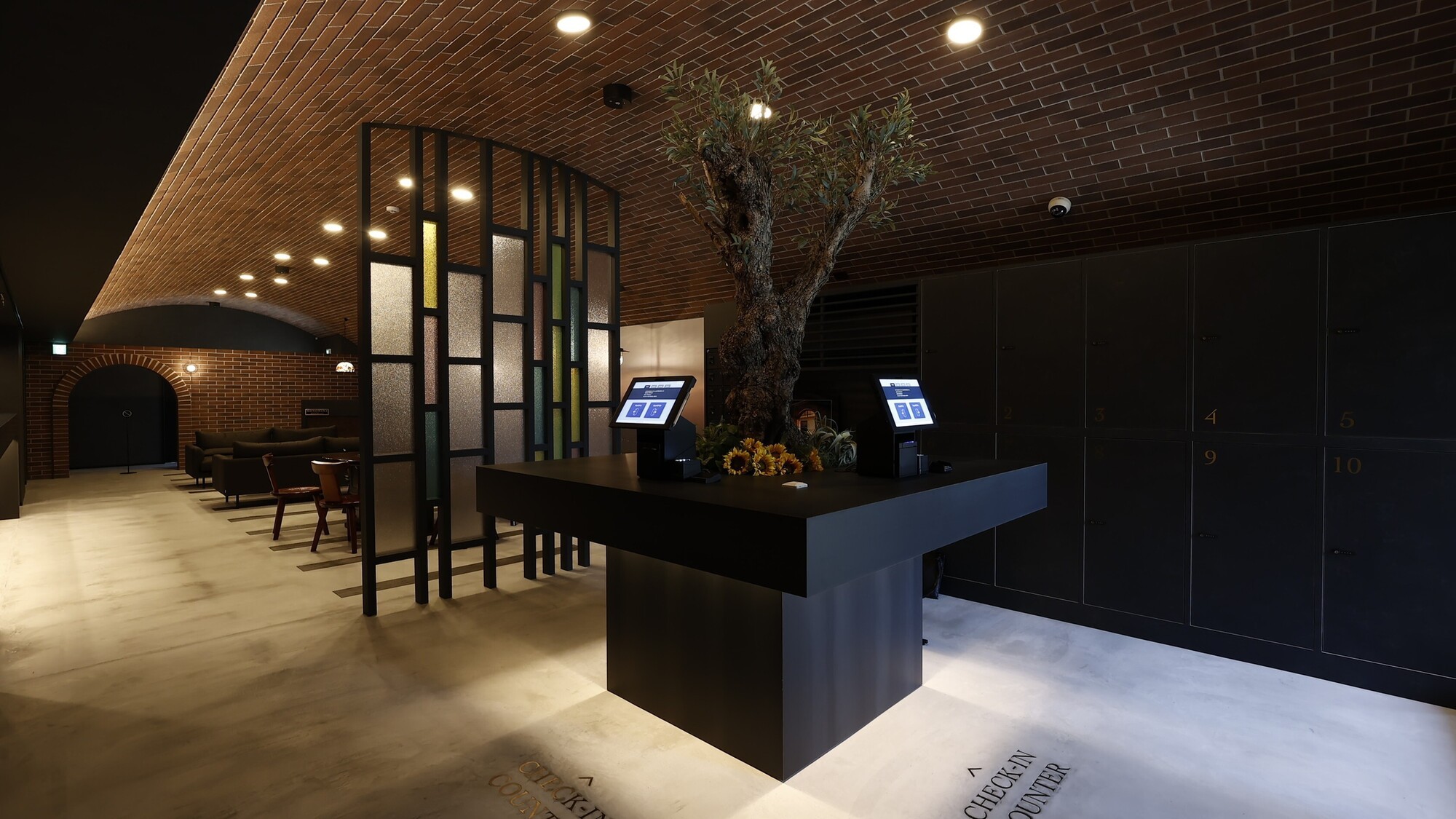 館内／炭鉱建築の意匠を残したラウンジ