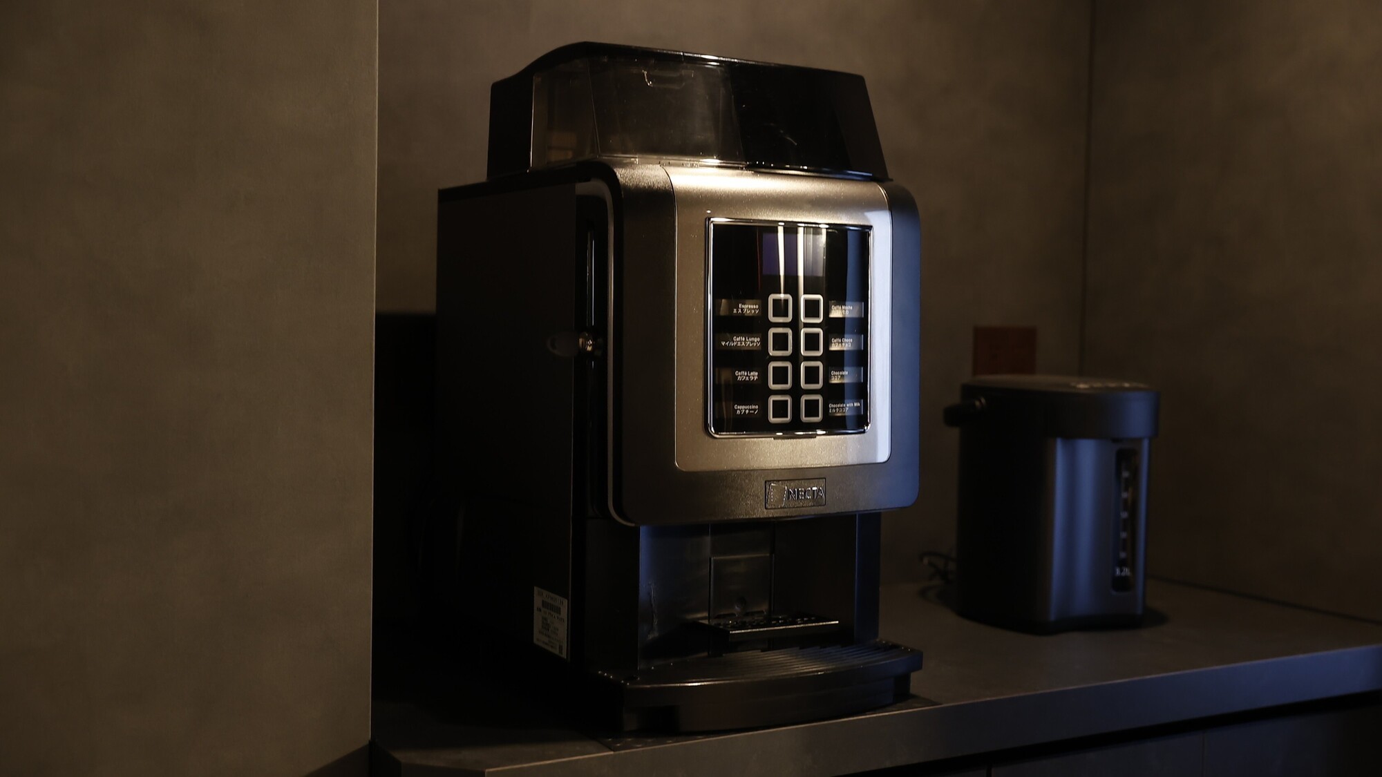  館内／1階フリードリンク／コーヒー8種、ココア、カフェラテなど、24時間利用可