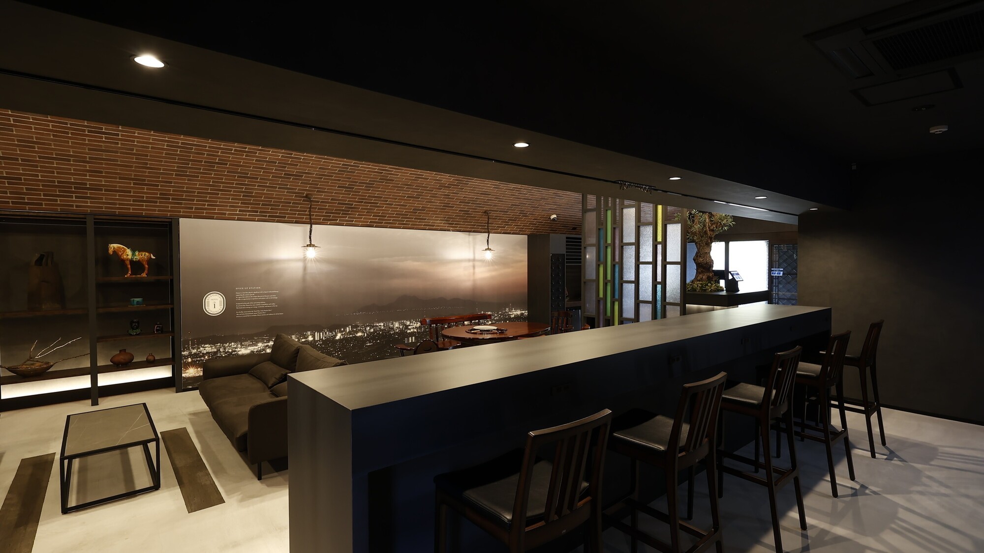 館内／炭鉱建築の意匠を残したラウンジ