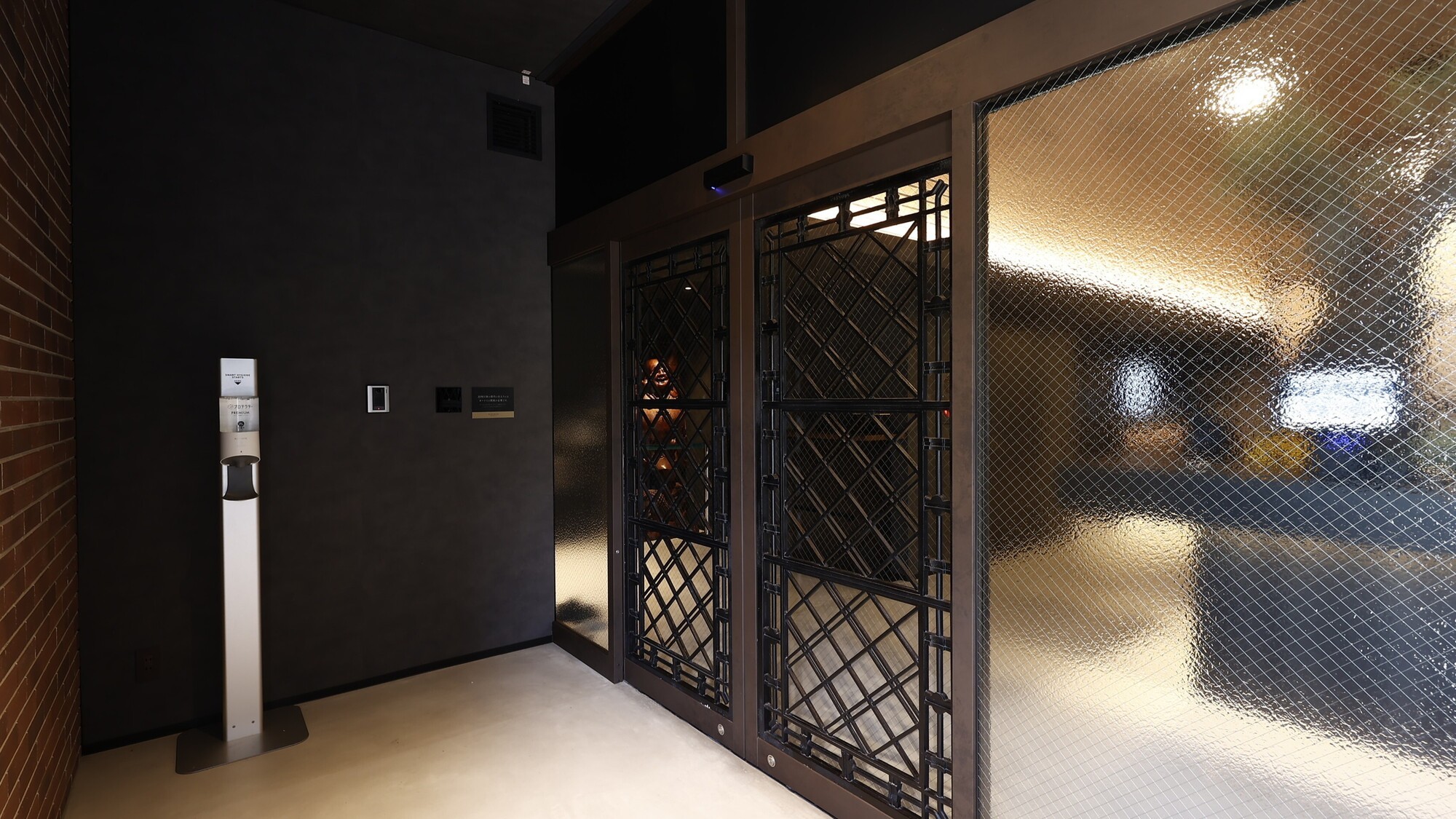 館内／炭鉱建築の意匠を残したラウンジ