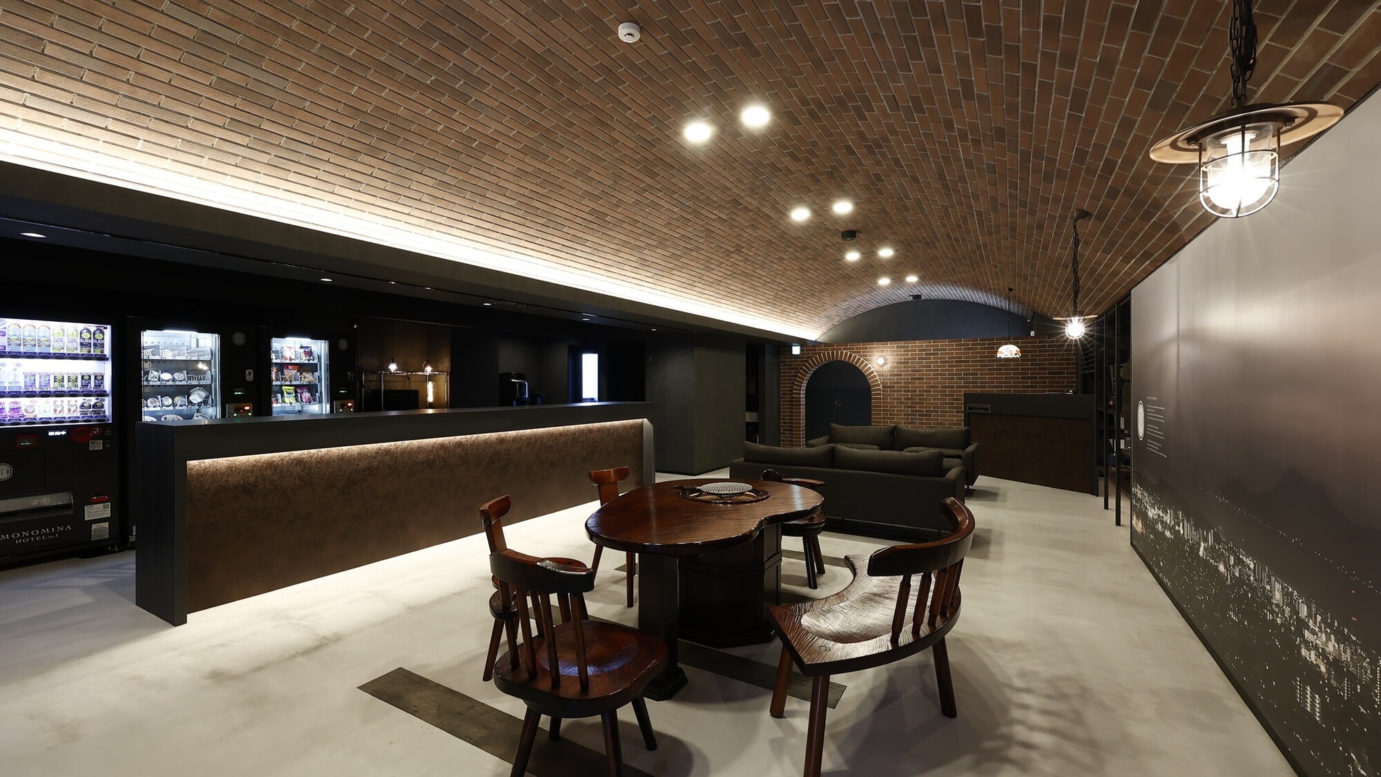 館内／炭鉱建築の意匠を残したラウンジ