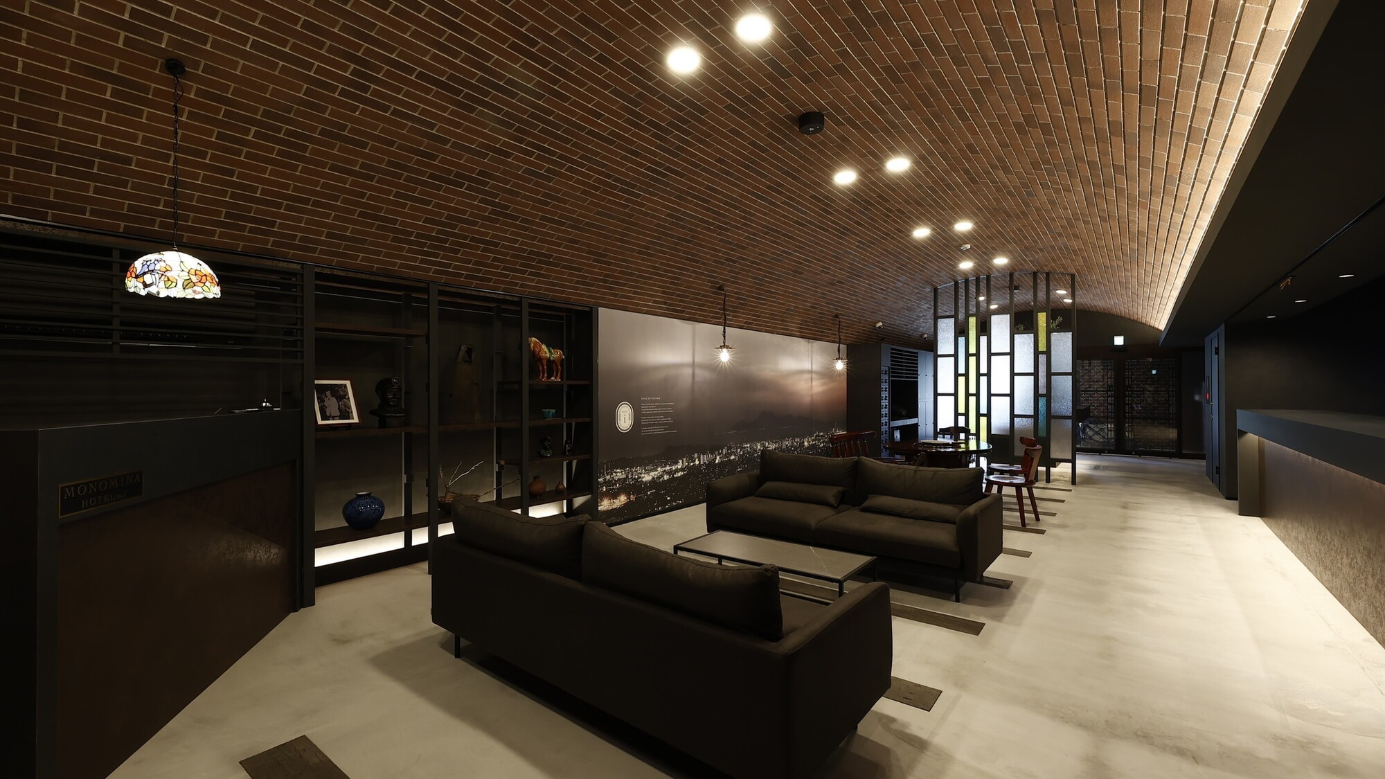 館内／炭鉱建築の意匠を残したラウンジ