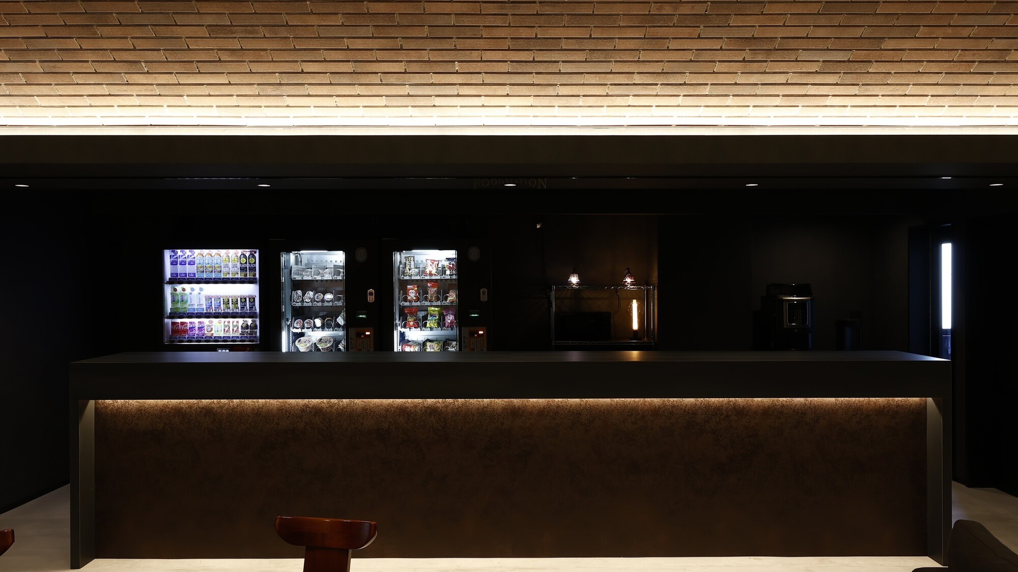 館内／炭鉱建築の意匠を残したラウンジ