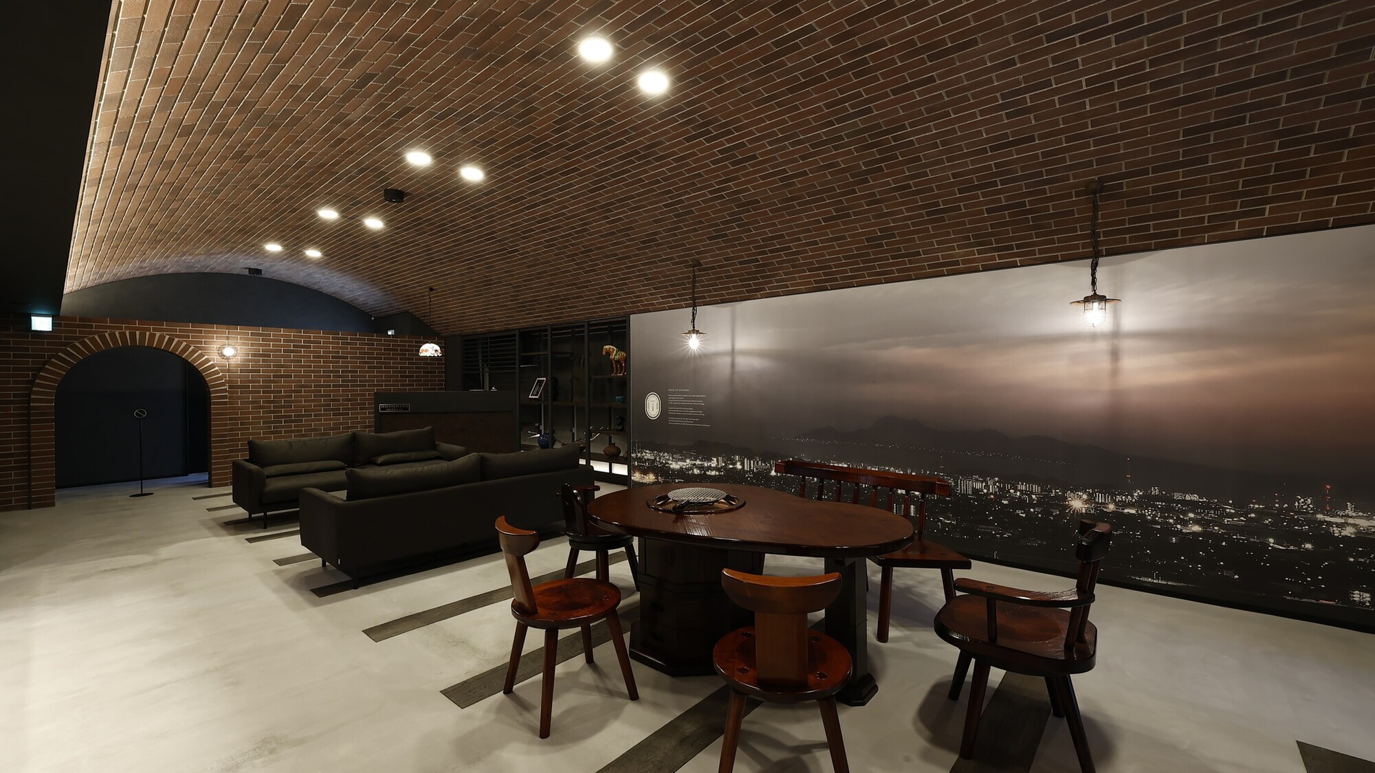 館内／炭鉱建築の意匠を残したラウンジ