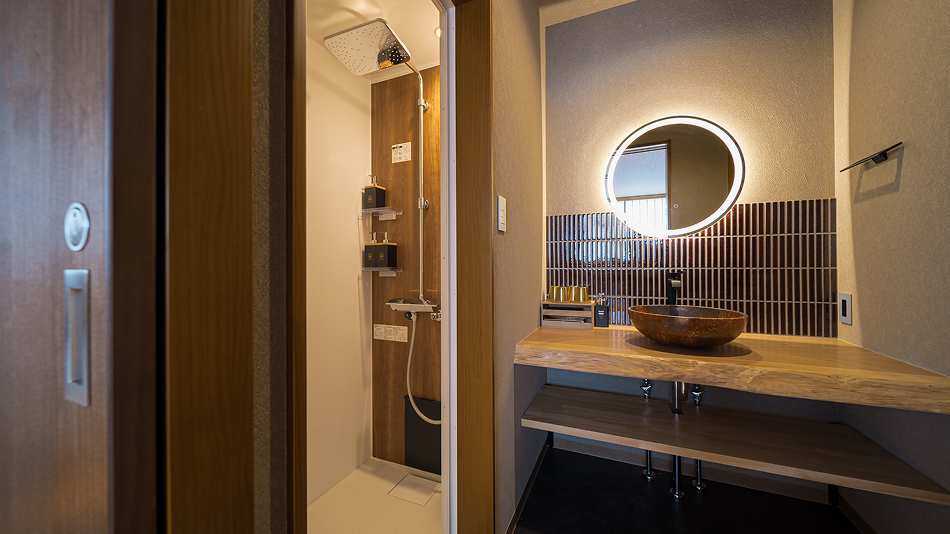 個室シャワールームと洗面台