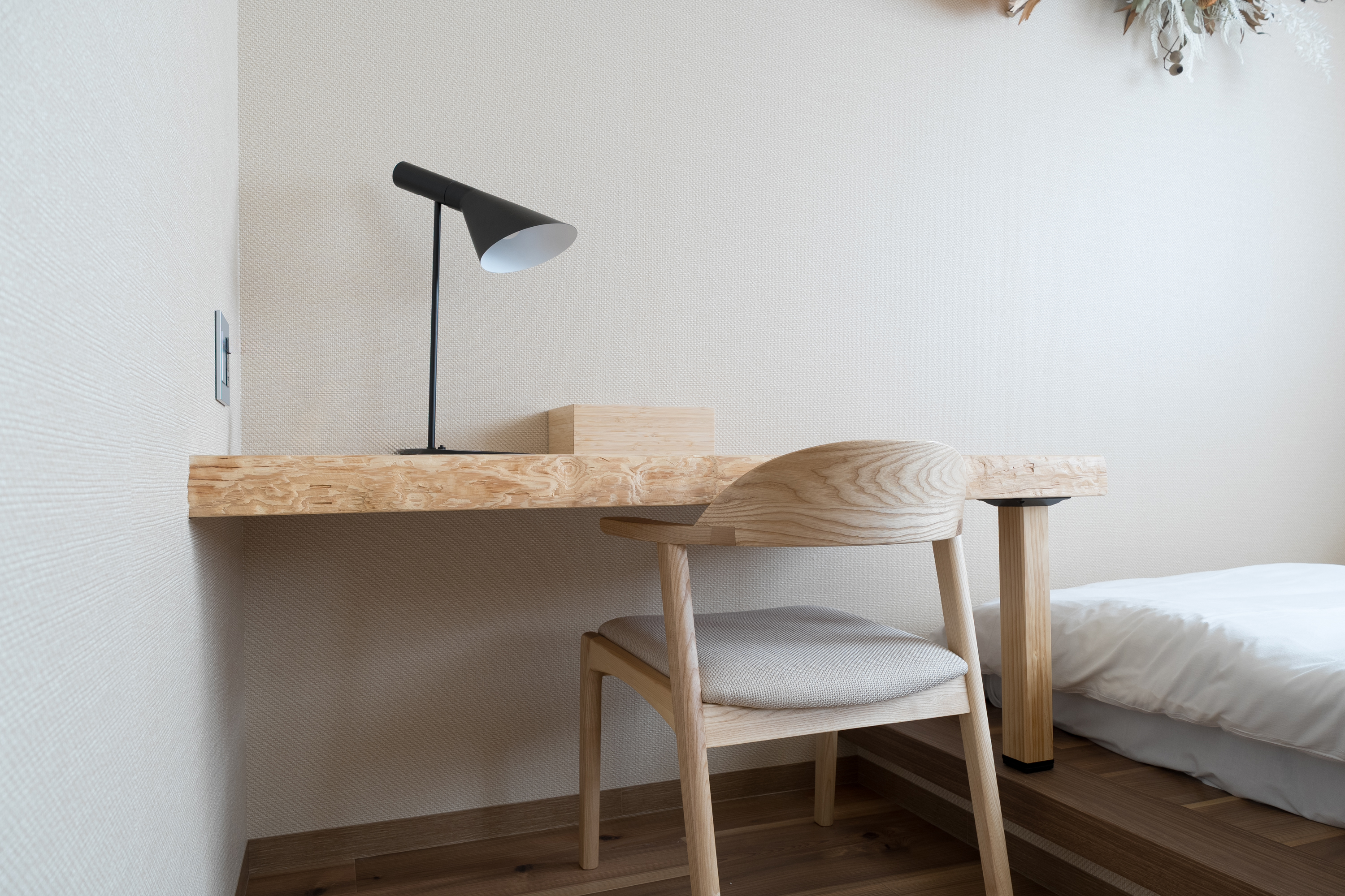 寝室にはお仕事にも使えるワークデスクスペースをご用意