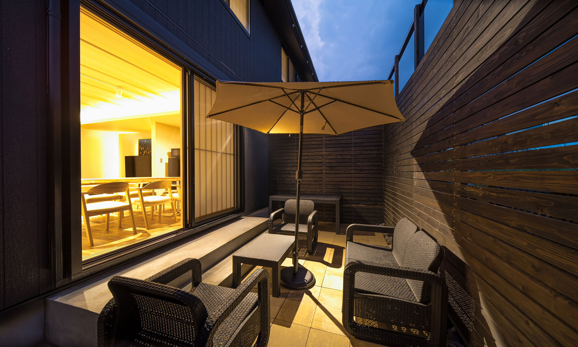 屋外テラスでは穏やかな時間が流れます。