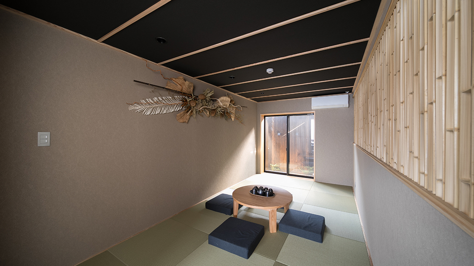 和室の大きな窓からは暖かな光が差し込みます