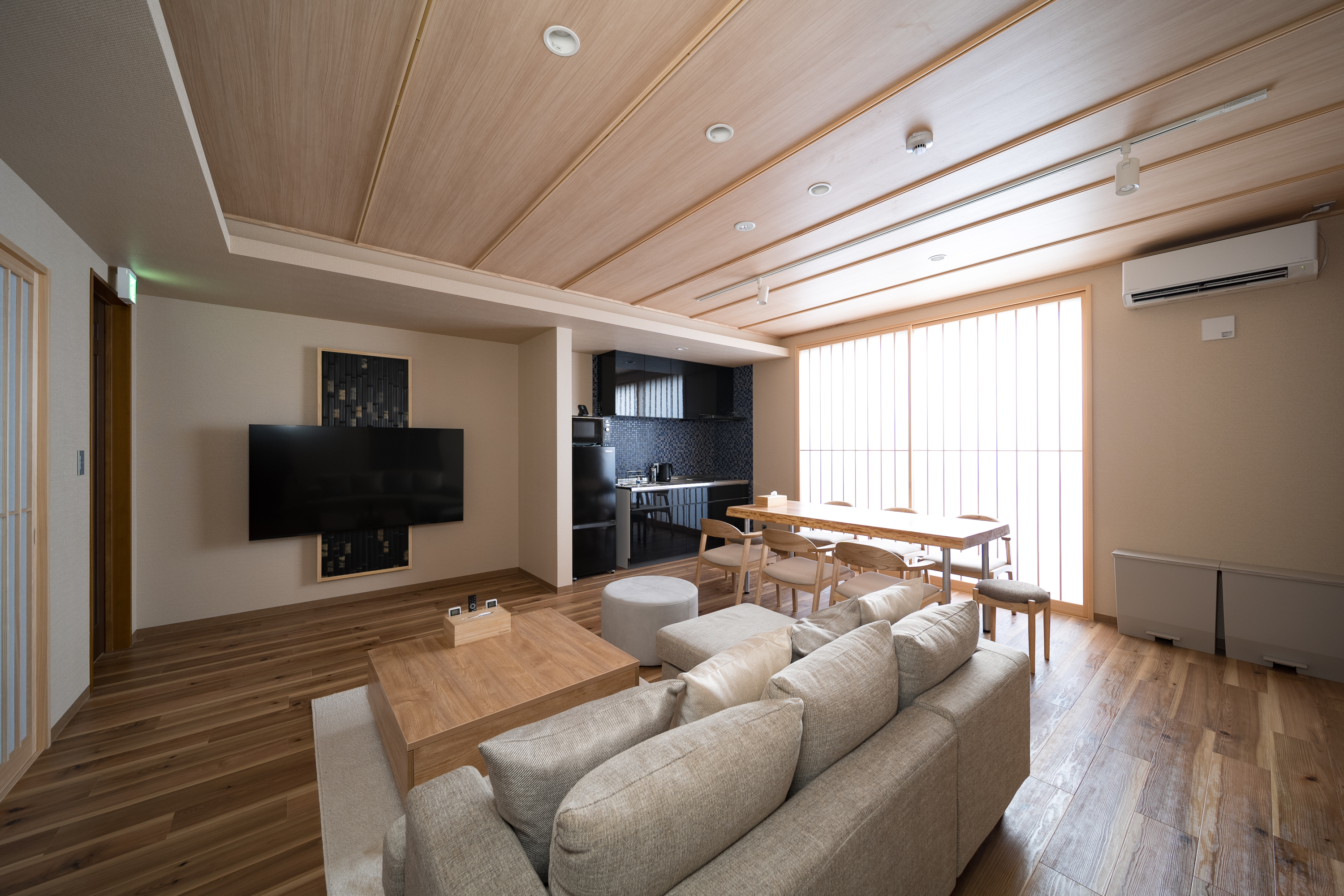 椿/明るい日の光が差し込みます