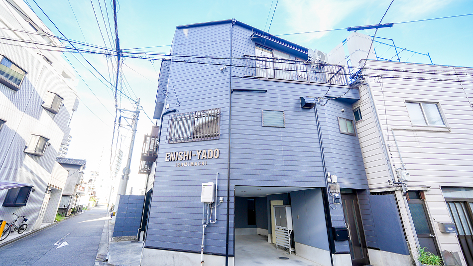 日本最古の温泉で、歴史ある建築と癒しの湯が魅力の「道後温泉」まで車で15分。