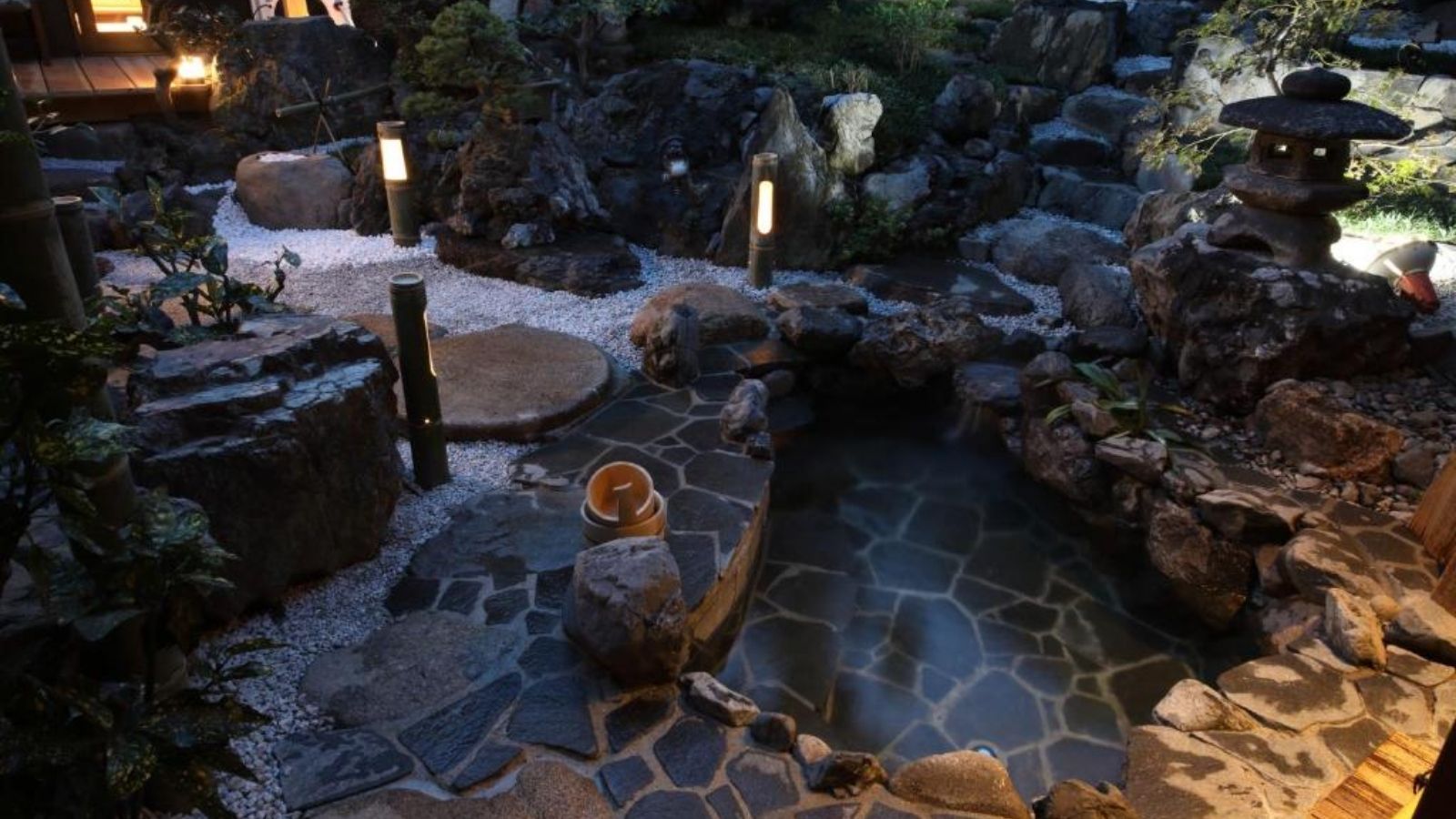 京都一棟貸しで初の岩露天