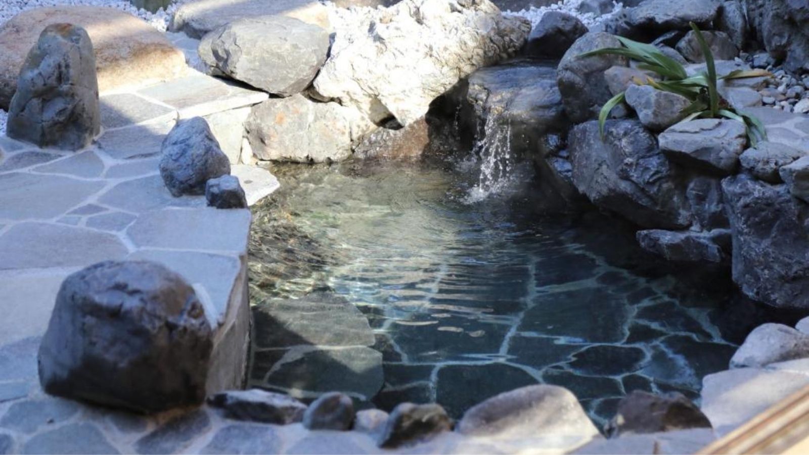 京都一棟貸しで初の岩露天