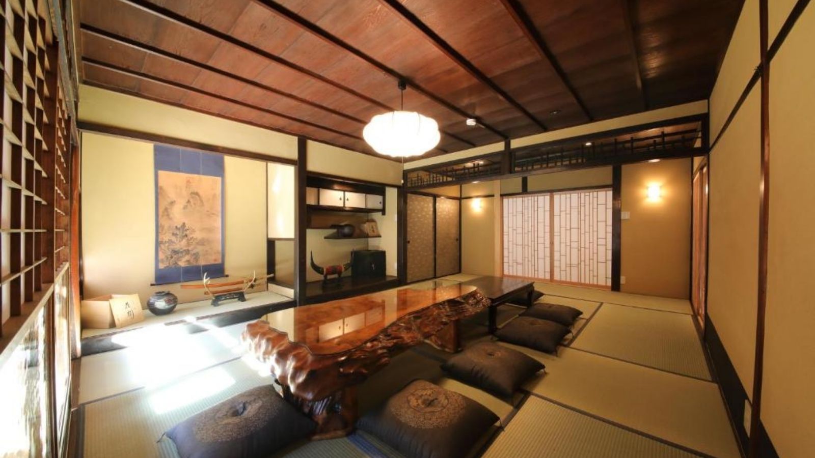 1階｜広々とした和室部屋