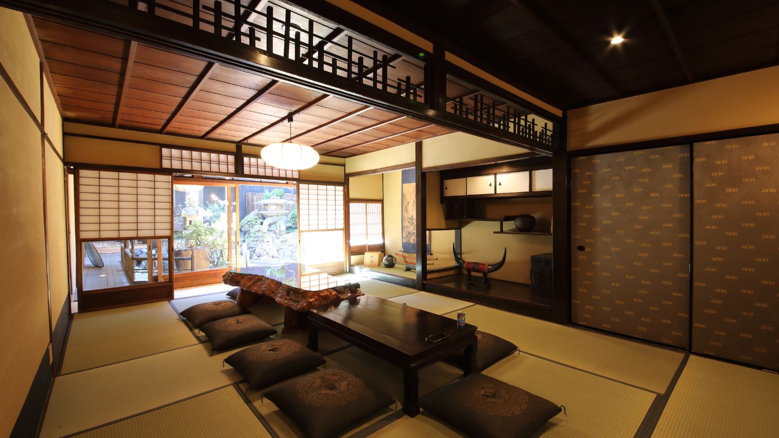 1階｜広々とした和室部屋