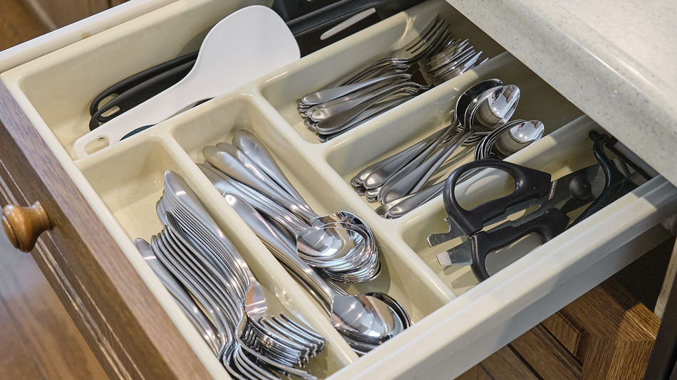 キッチンカトラリーセットも完備