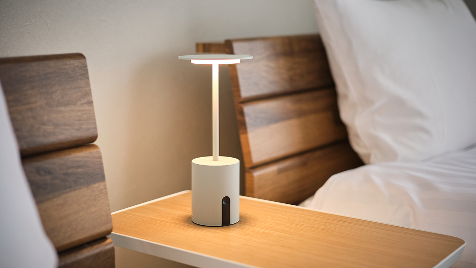 枕元には充電環境や照明設備も完備