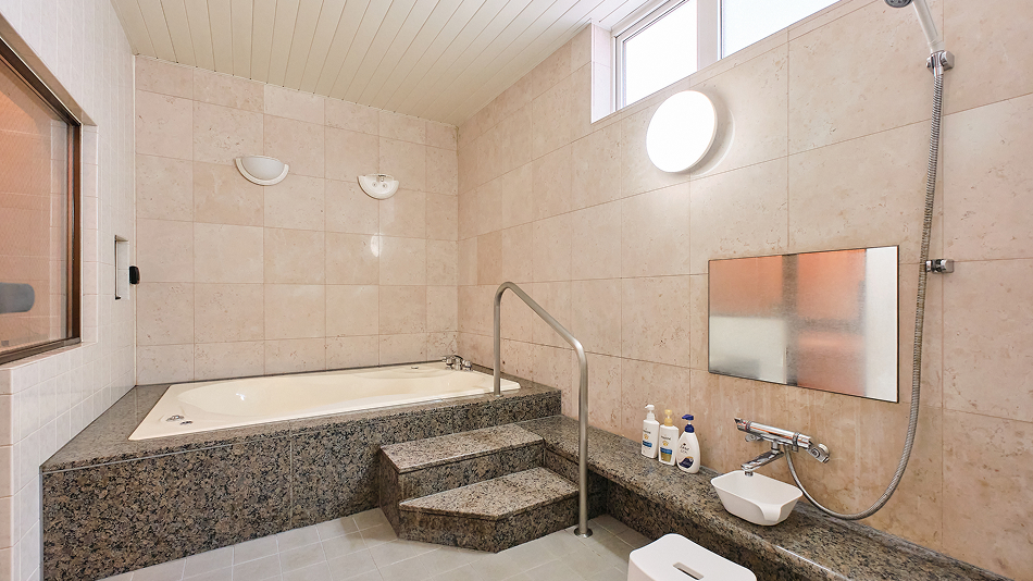 広くて開放感のあるメインバスルーム（サウナ併設）