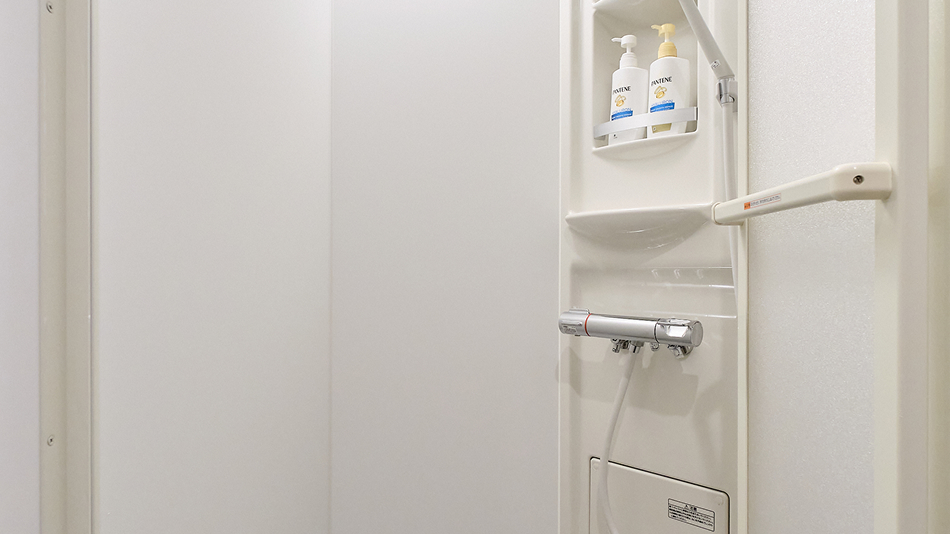 シャワールームは２ヶ所ございます（浴槽つき浴室とは別）