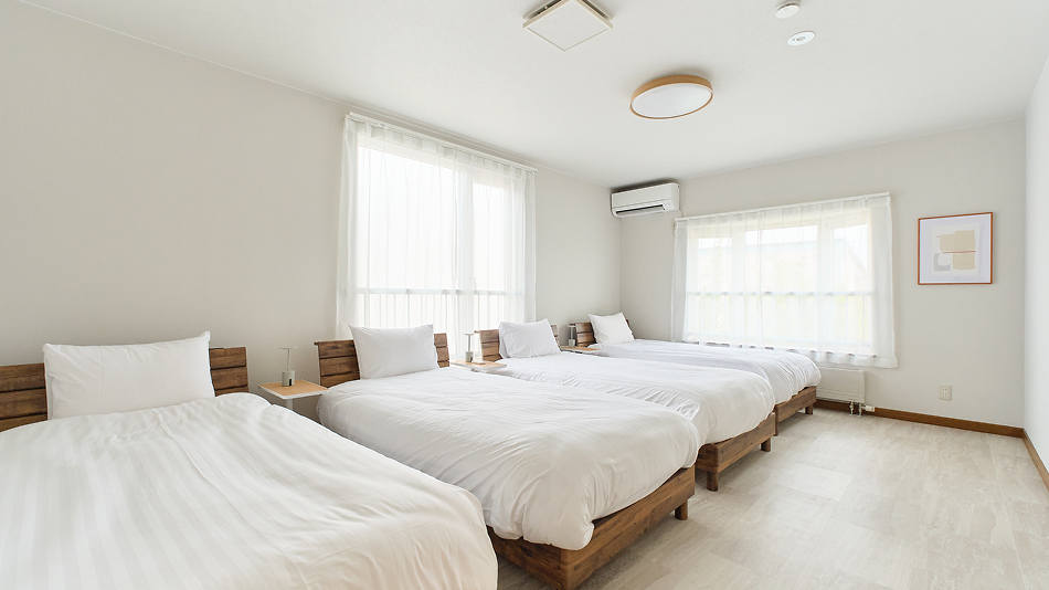 シングルベッドが4台のお部屋