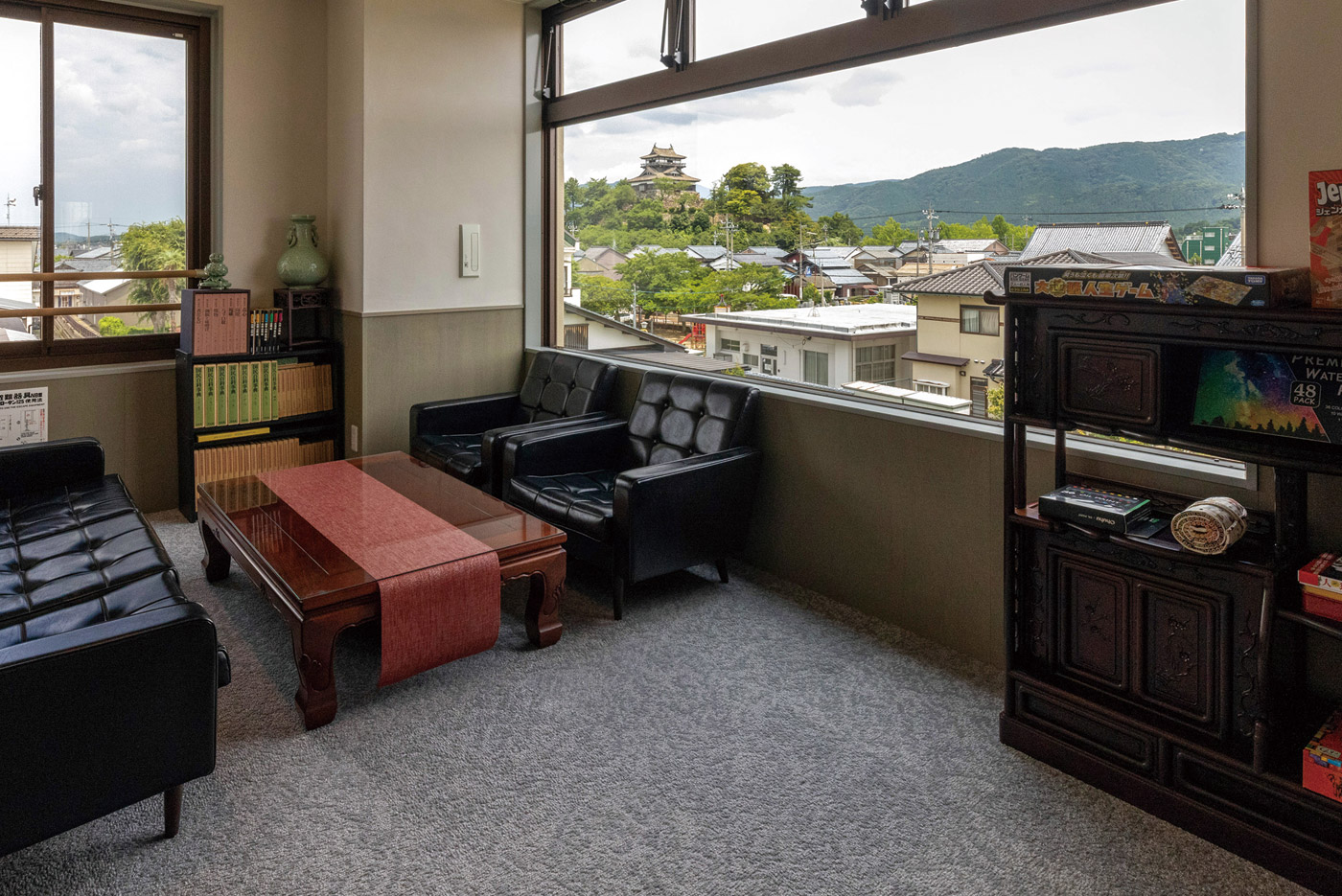 丸岡城が一望できる共有スペースです。