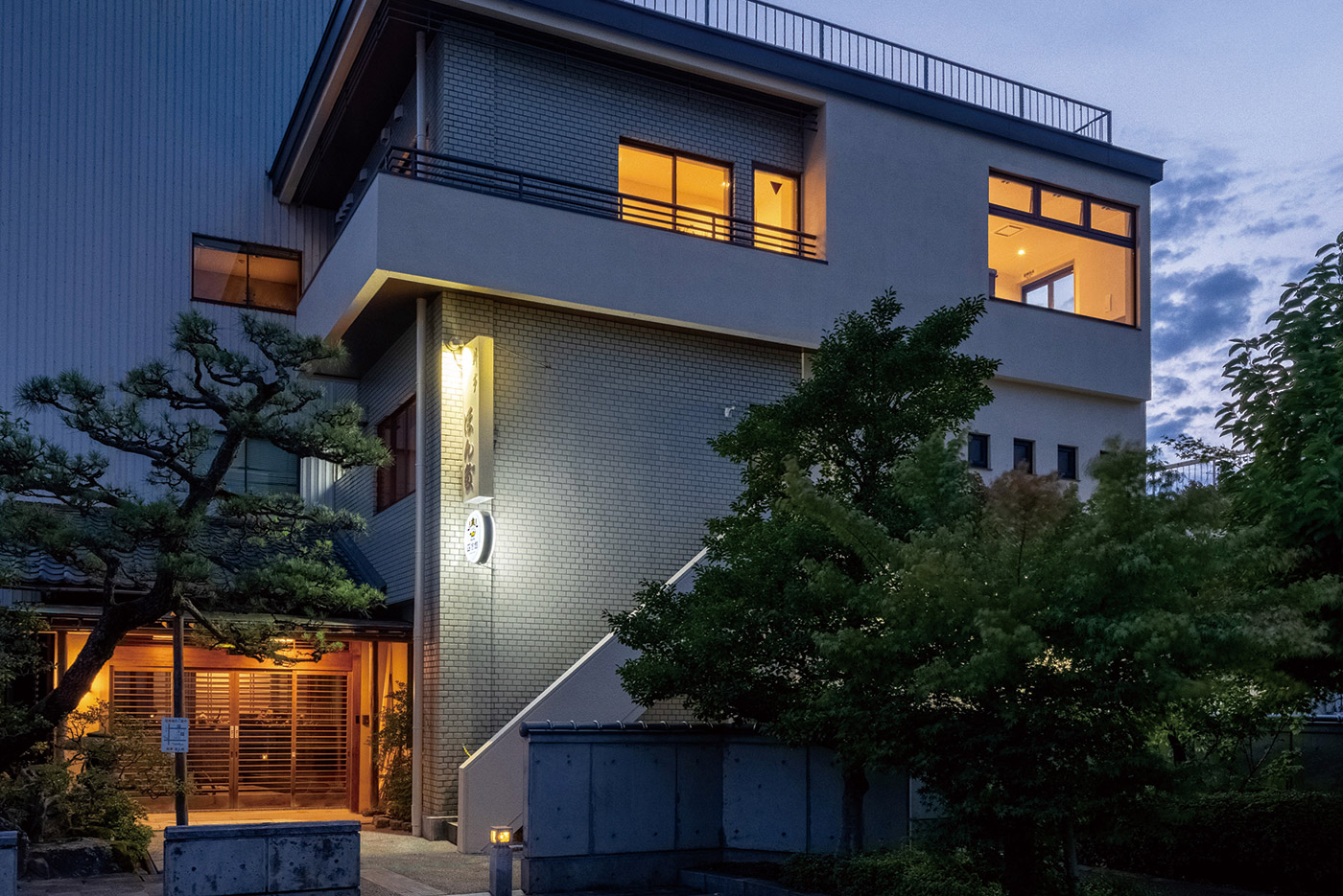 夜の外観写真です。