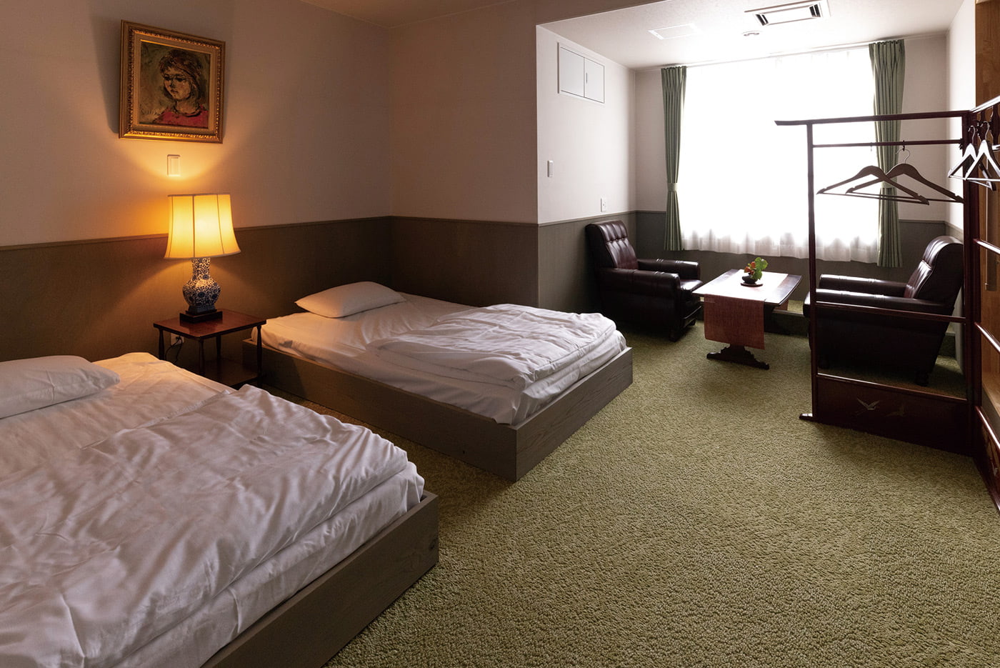 デラックス二人部屋。セミダブルベッド2台でゆったりとした落ち着いた雰囲気の部屋です。
