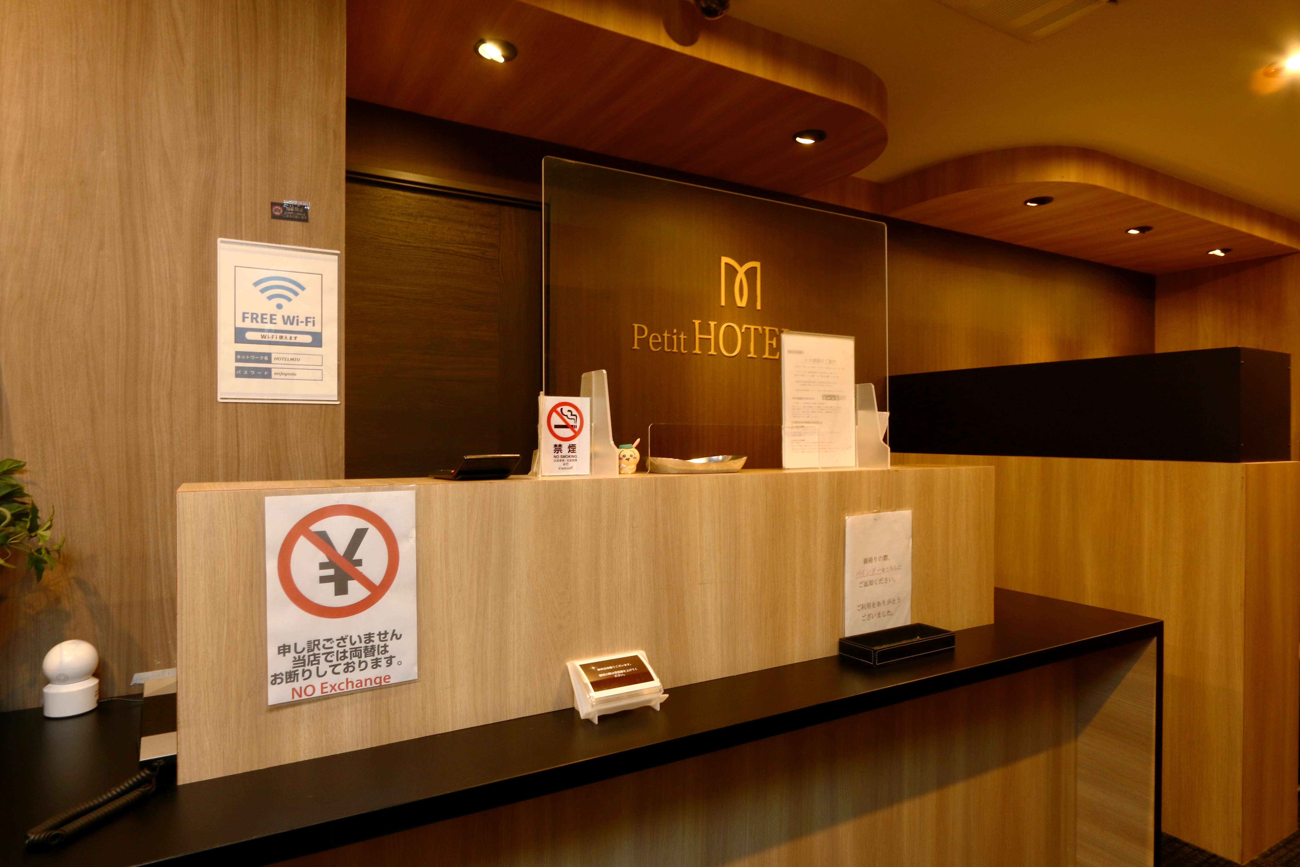 館内◆プチホテルmioのフロントです