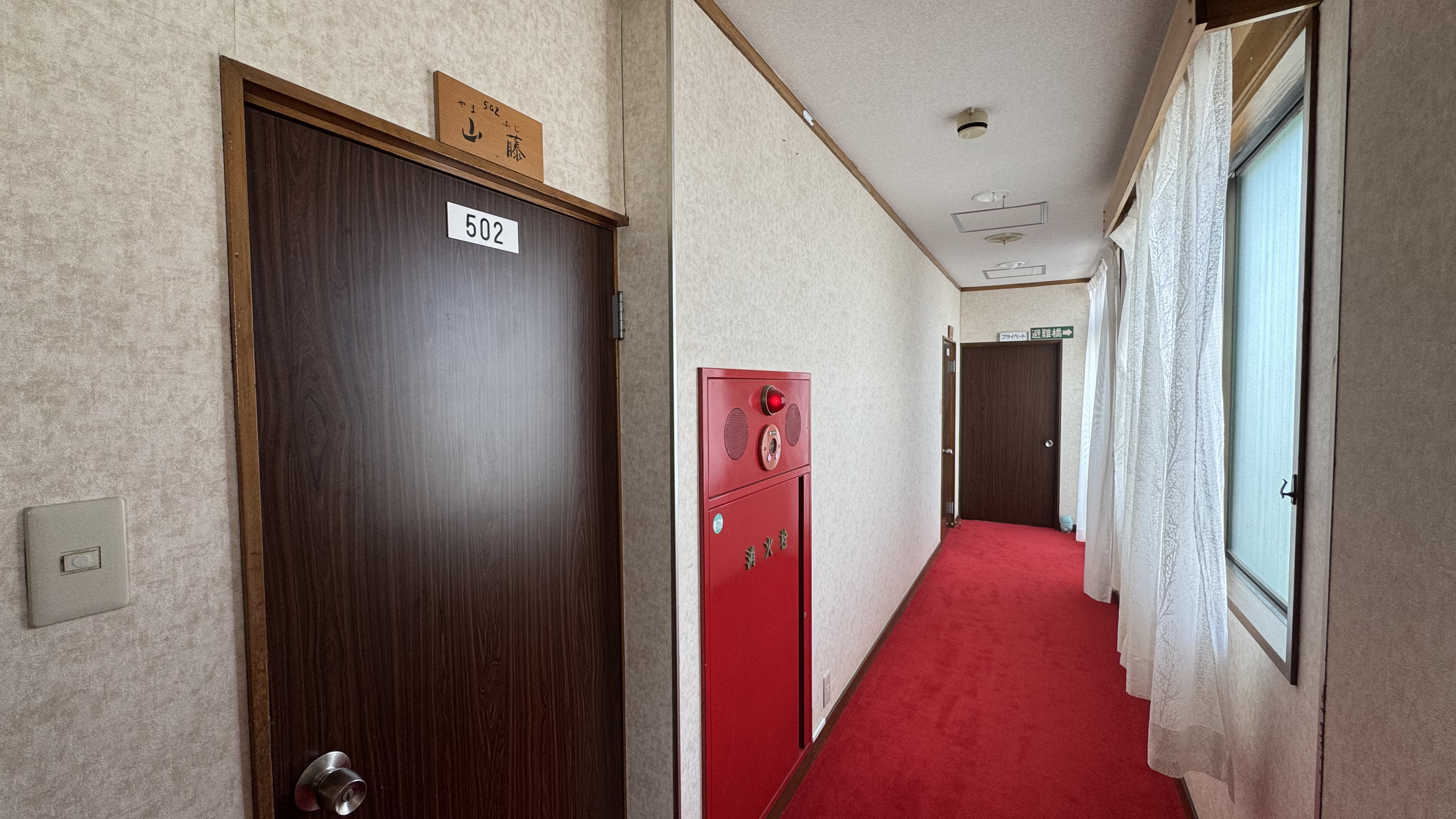 明るい光が差し込む廊下