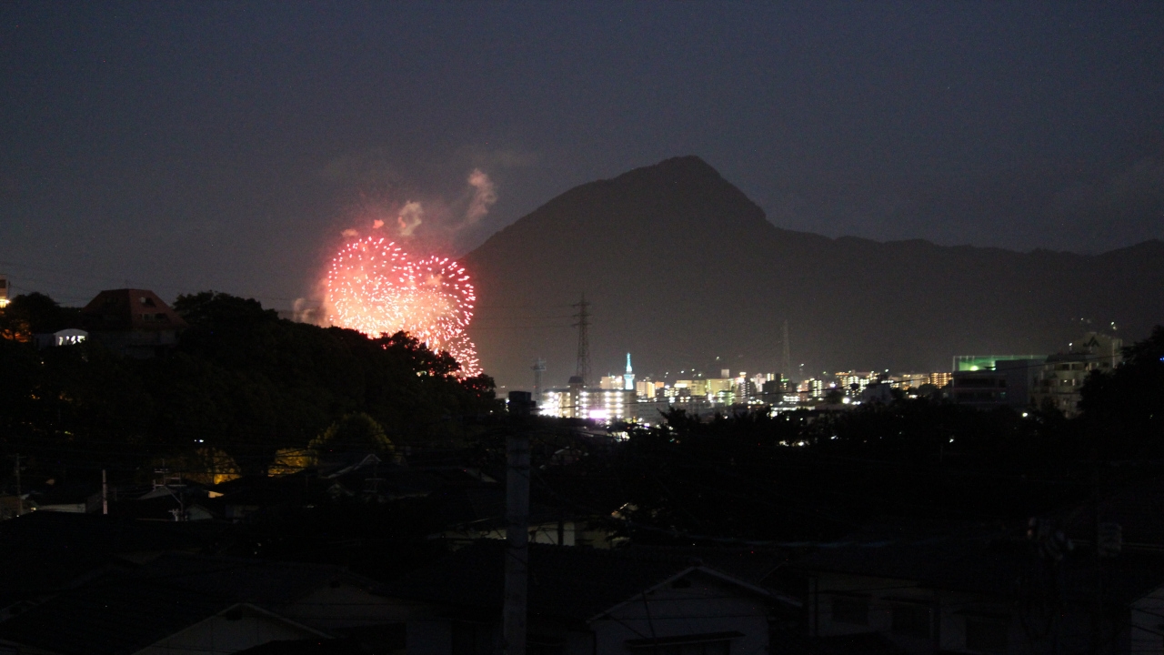 天然温泉貸切内湯。2階建て一軒家まるまる一棟貸し。夏と冬の別府花火も見えてカップルにもお勧め。