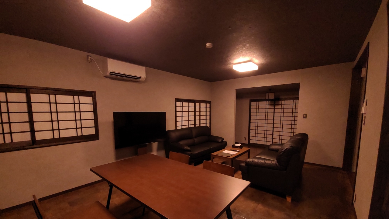 天然温泉貸切内湯。2階建て一軒家まるまる一棟貸し。夏と冬の別府花火も見えてカップルにもお勧め。