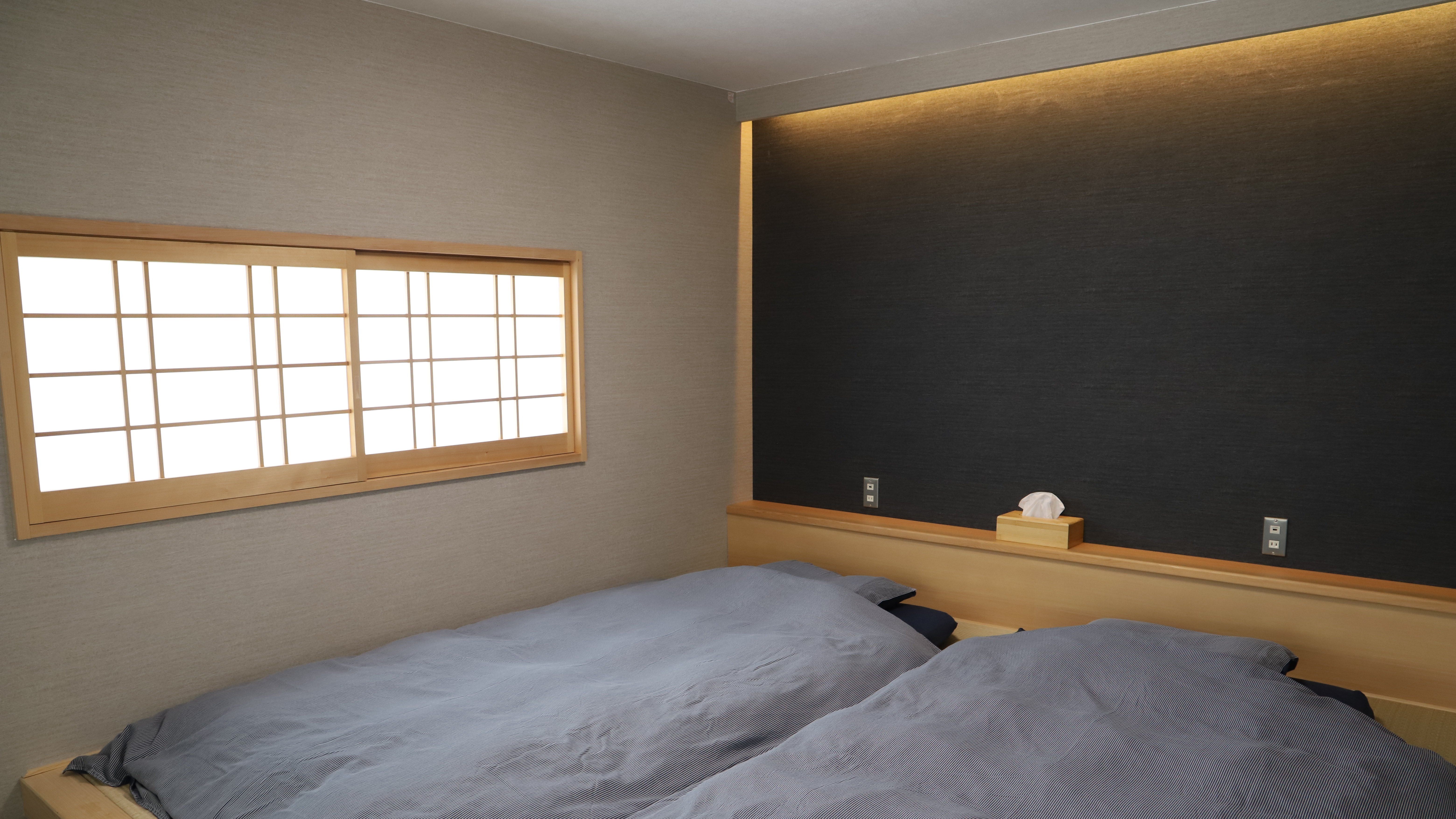 寝室の畳のエリアには布団を2組敷くことができます。この部屋には標準で2人がお休みになれます。3人以上お休みになることもできますが、畳のエリアの広さからすると、快適にお休みになられるのであればお子様の添い寝程度を考えていただくことがおすすめされます。最大宿泊人数の6人でのご利用の場合、4人は1階折り畳みベッドやソファーでお休みになることができます。