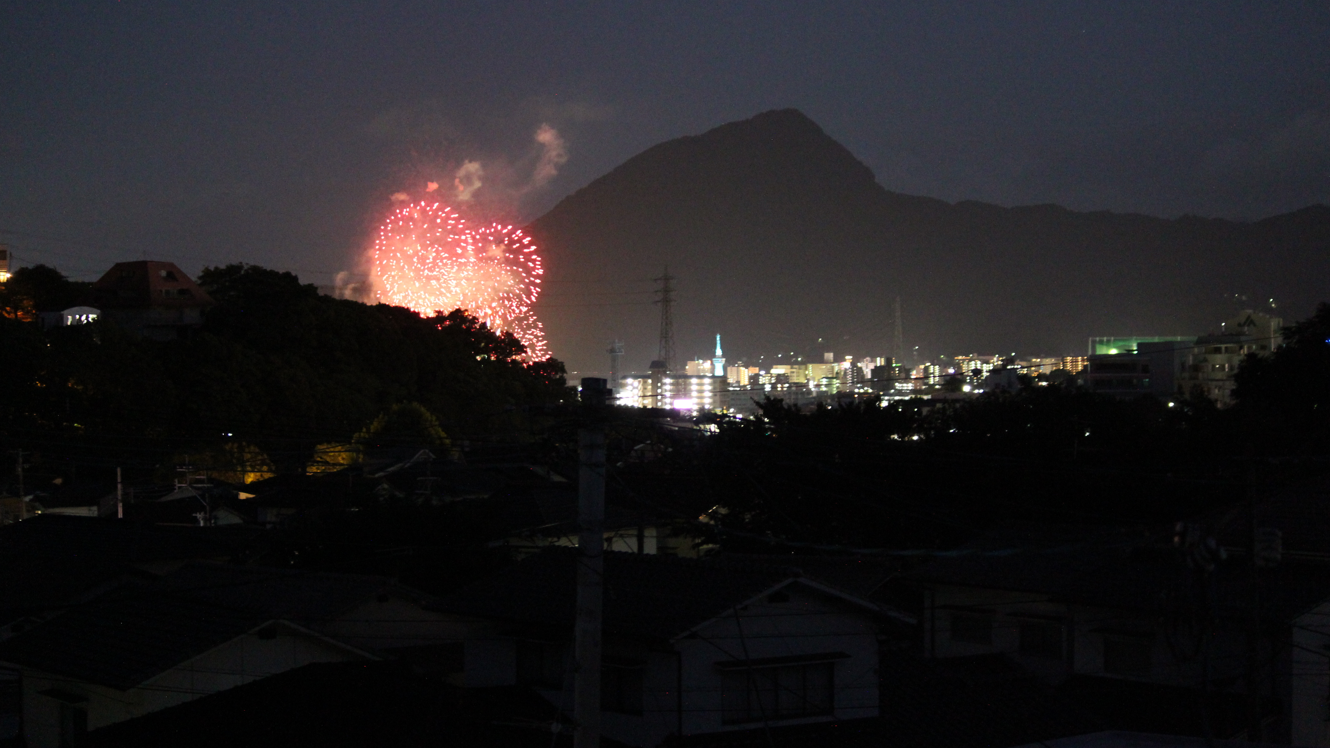 寝室南側の窓からの景色です。海側は遠くに別府タワー、別府湾、高崎山が連なっていく景色、山側は扇山から鶴見岳を背景に実相寺山が見渡せます。夏と冬の別府花火も鑑賞可能です。