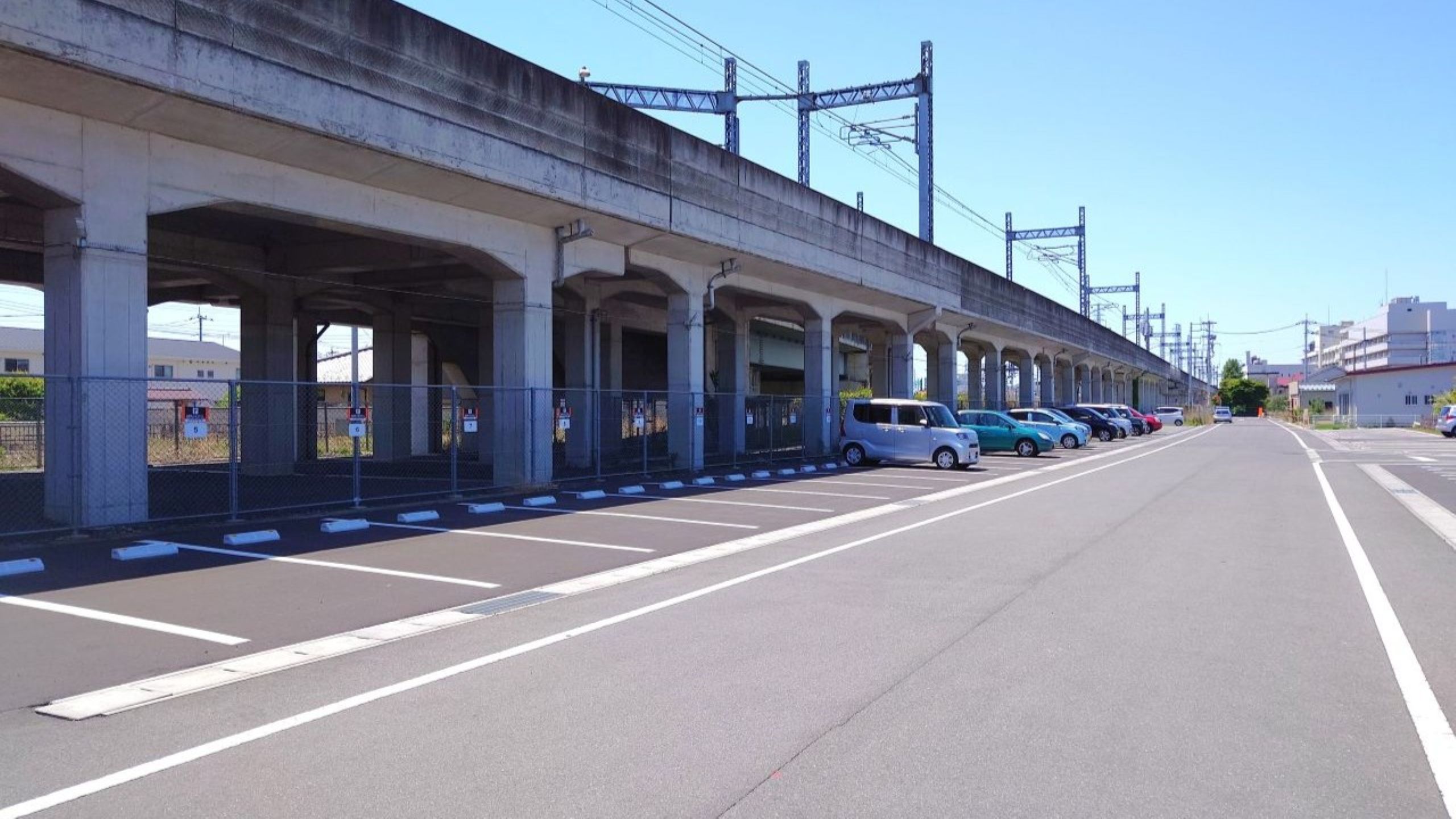 高架下駐車場
