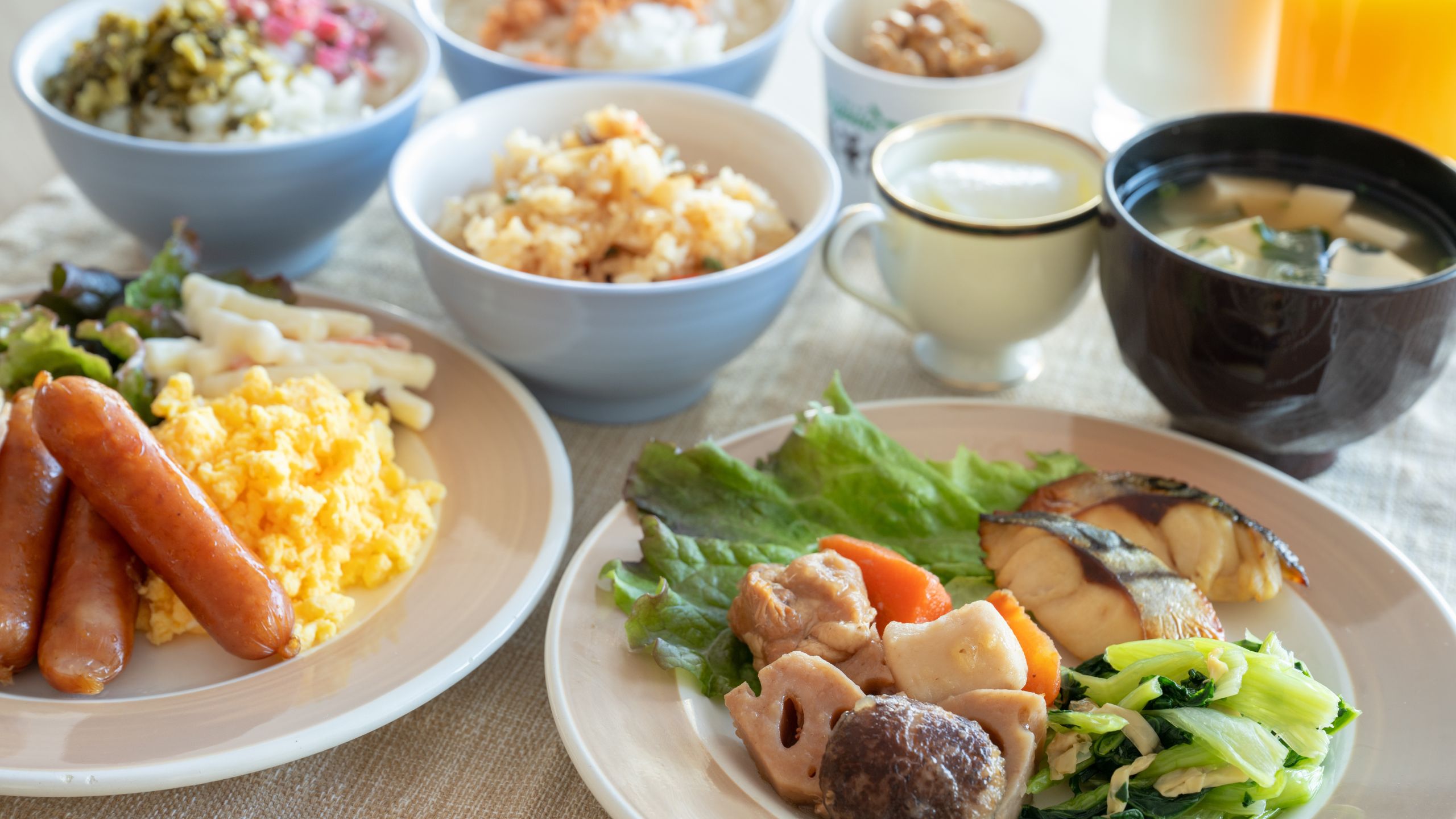 朝食　和食盛り付け一例