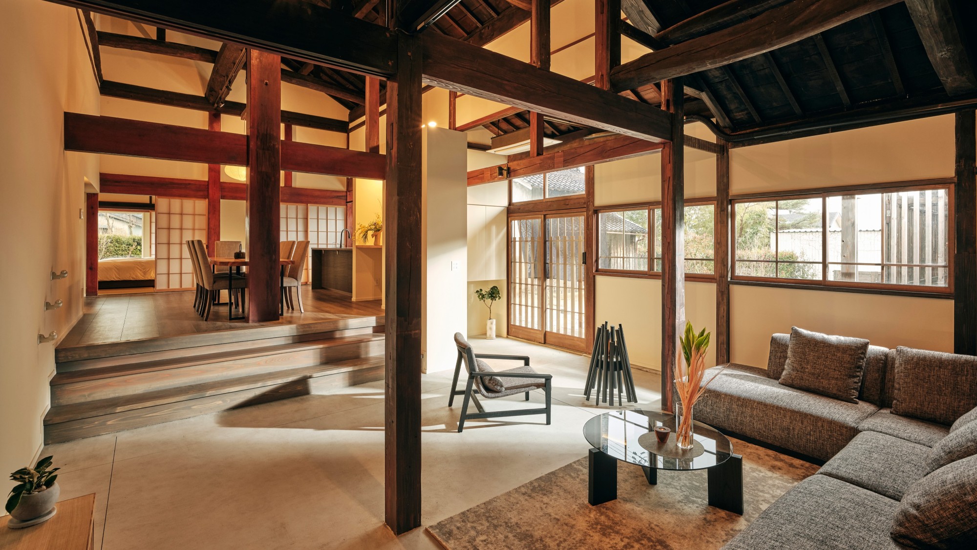 小屋組みの天井に護られ、ダイニング・寝室まで緩やかにつながるリビング