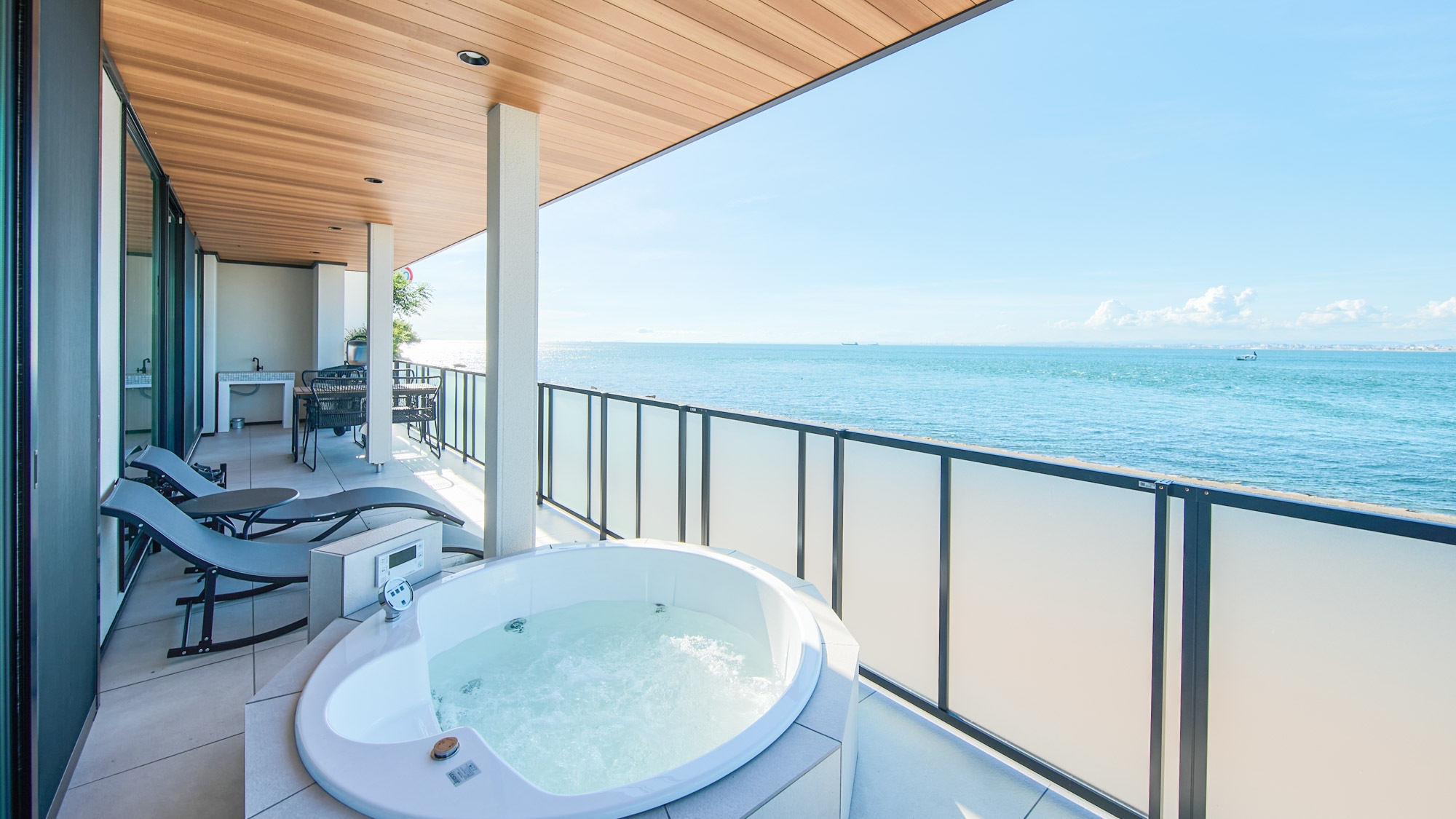 【素泊まり】淡路島の海を一望！サウナ・ジャグジーバスあり。オーシャンフロントヴィラ