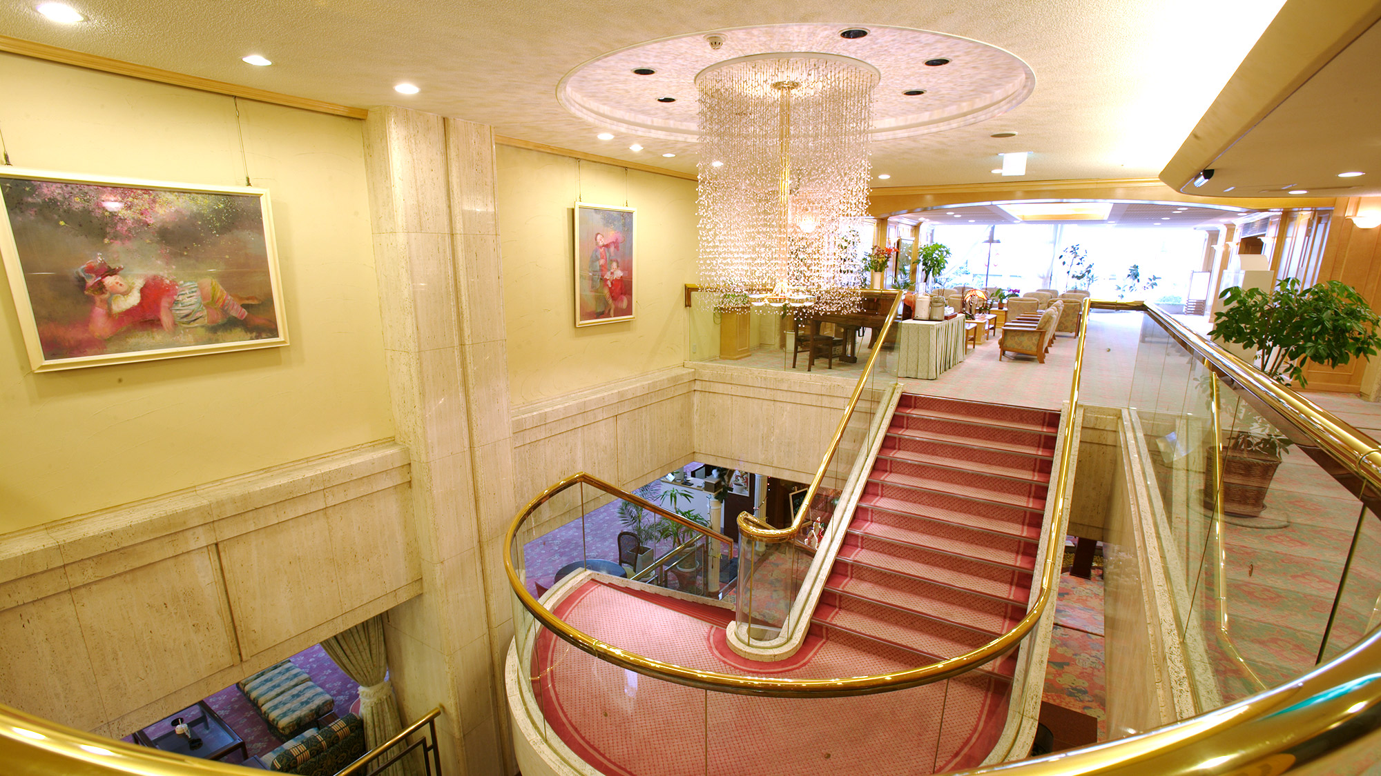 中央階段を上がられると２階にもくつろぎのロビーがございます*