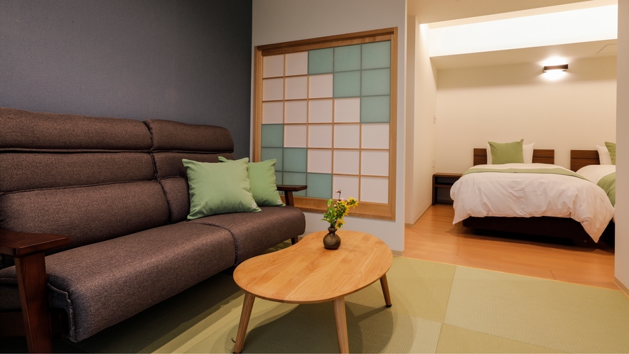 2022年4月オープン　眺望風呂客室【立夏】　居間　ベッドルーム　広々ゆったりソファー