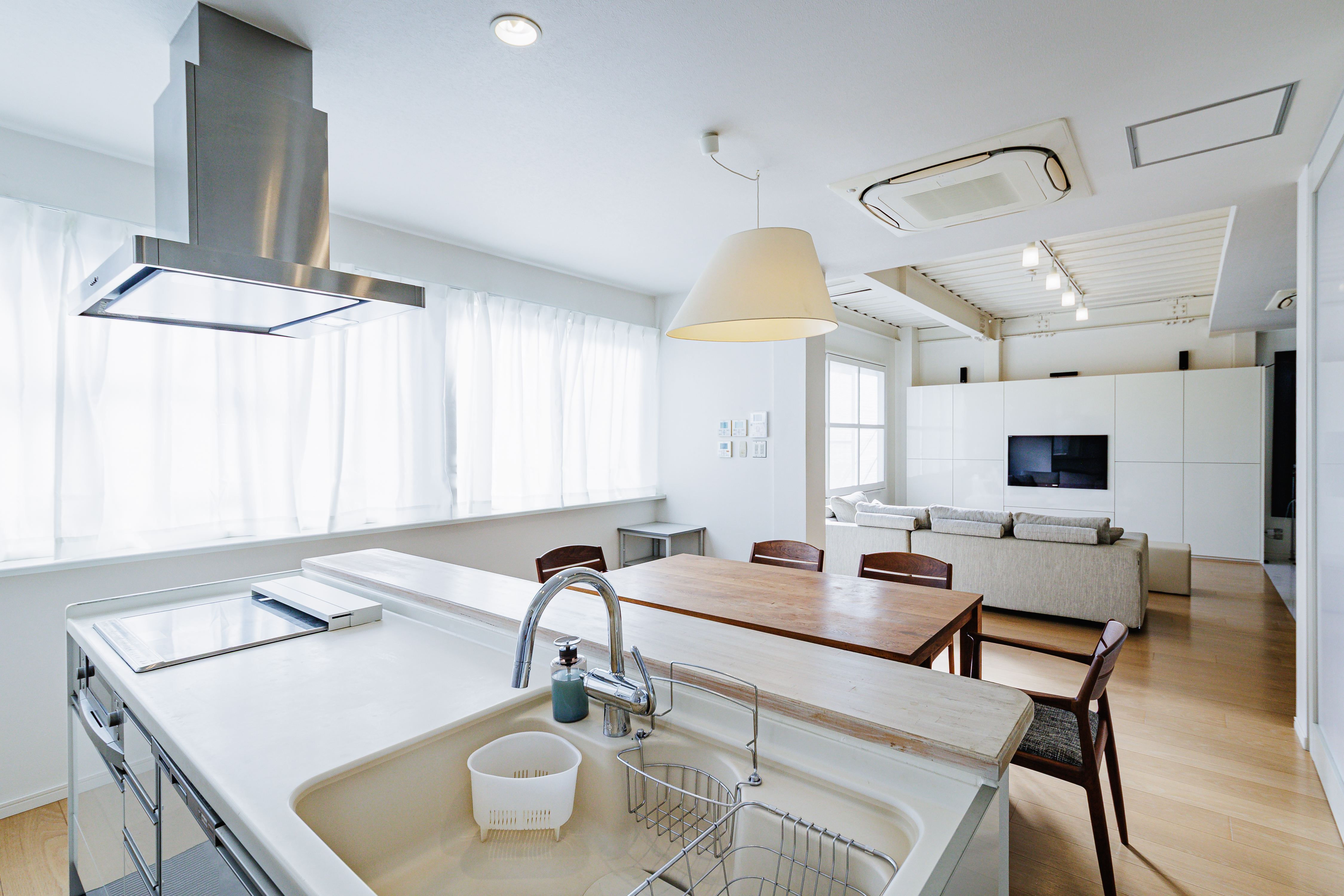 リビングを見渡せるアイランドキッチン