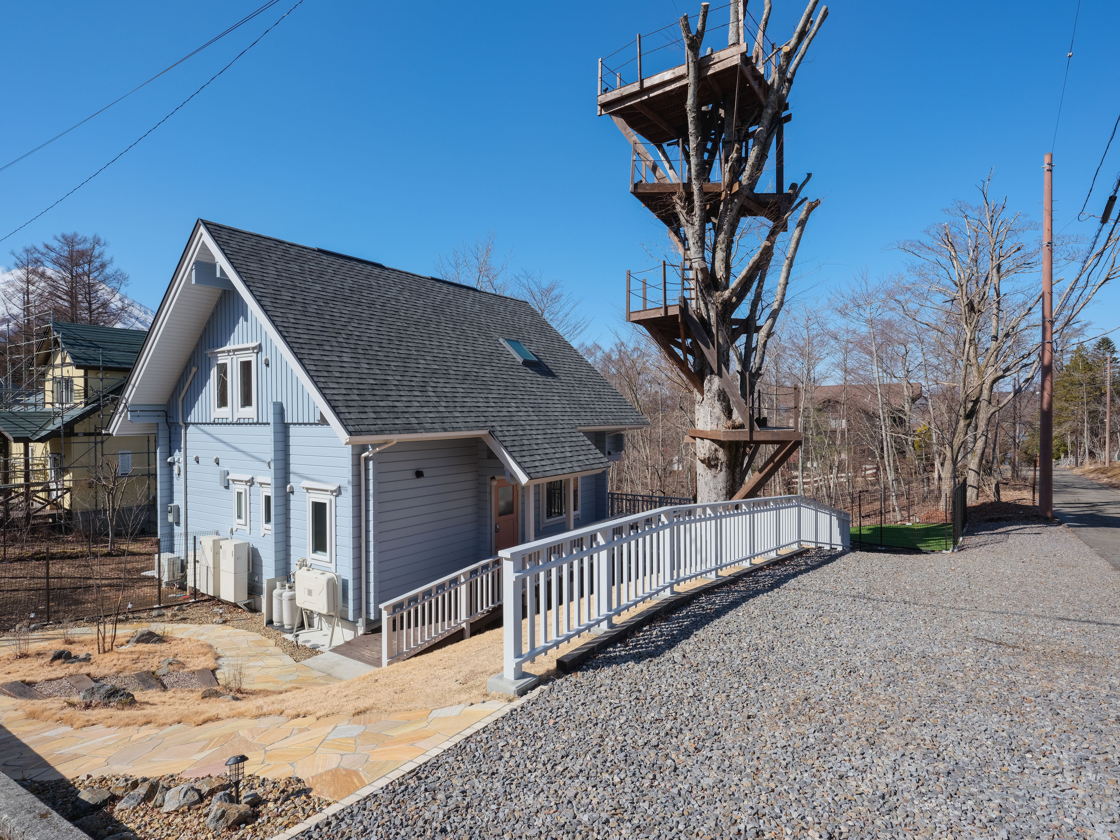 施設外観・駐車場（4台分）