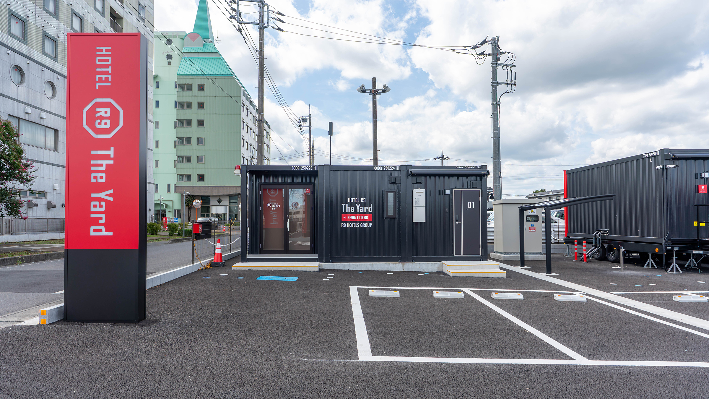 受付、ホットドリンク＆軽食（冷食食品）受け取りコーナー、アメニティーコーナーを完備。まずはこちらにお立ち寄りください！